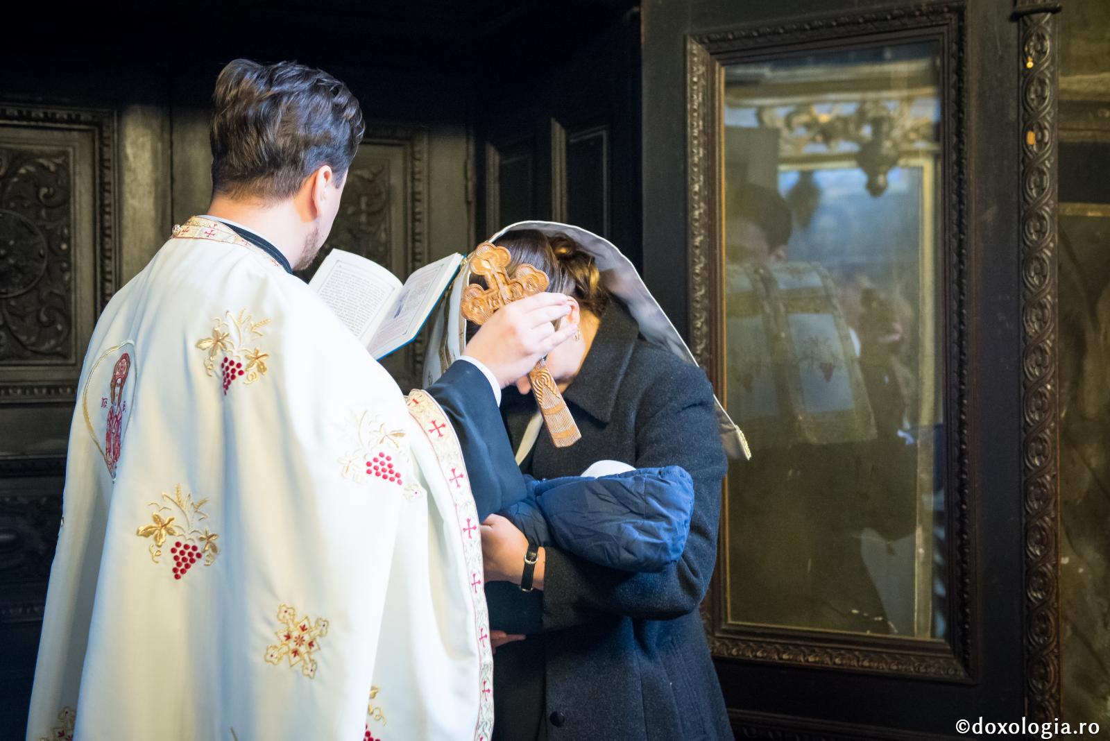 preot citind rugăciuni