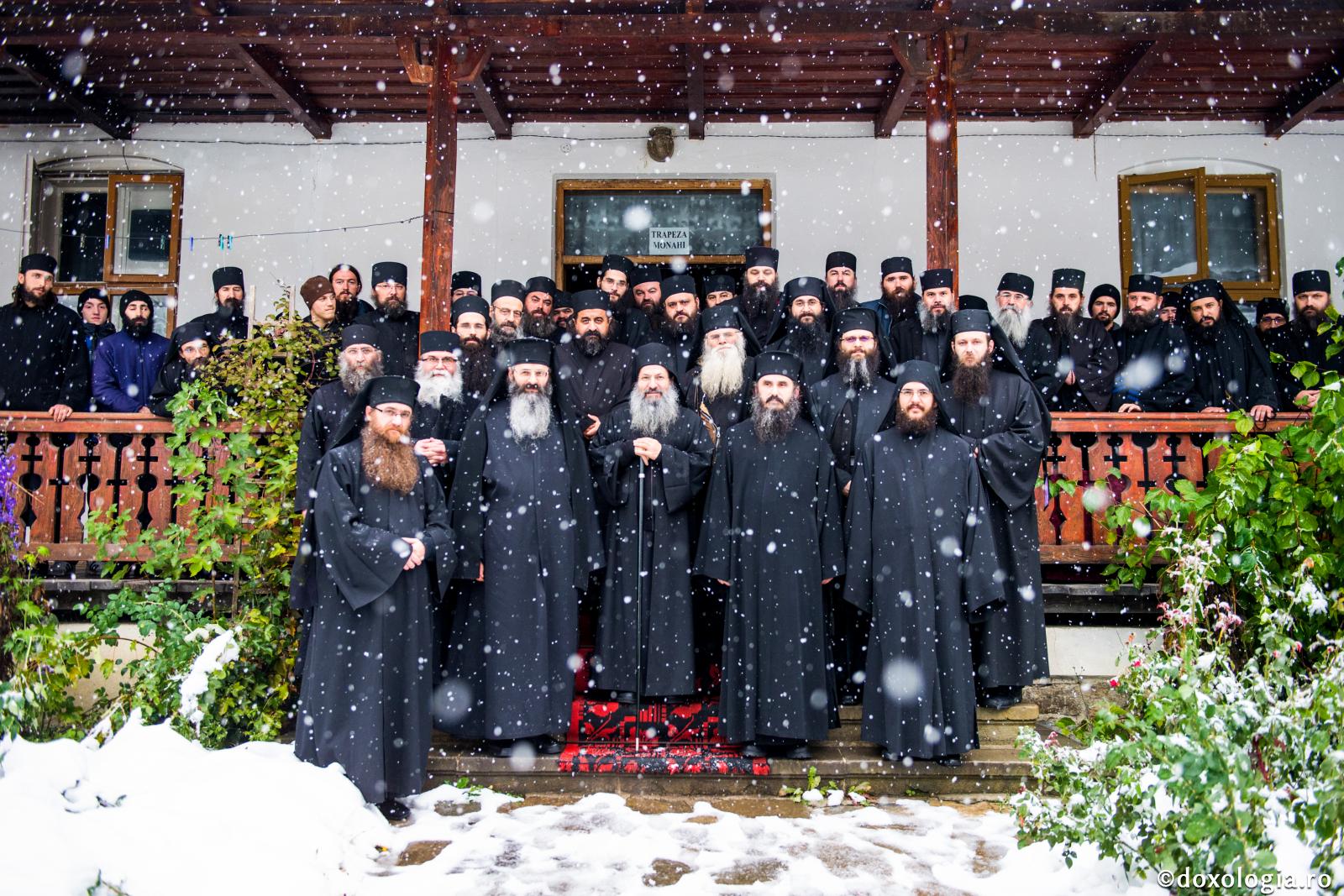 Tu cu cine te însoțești?