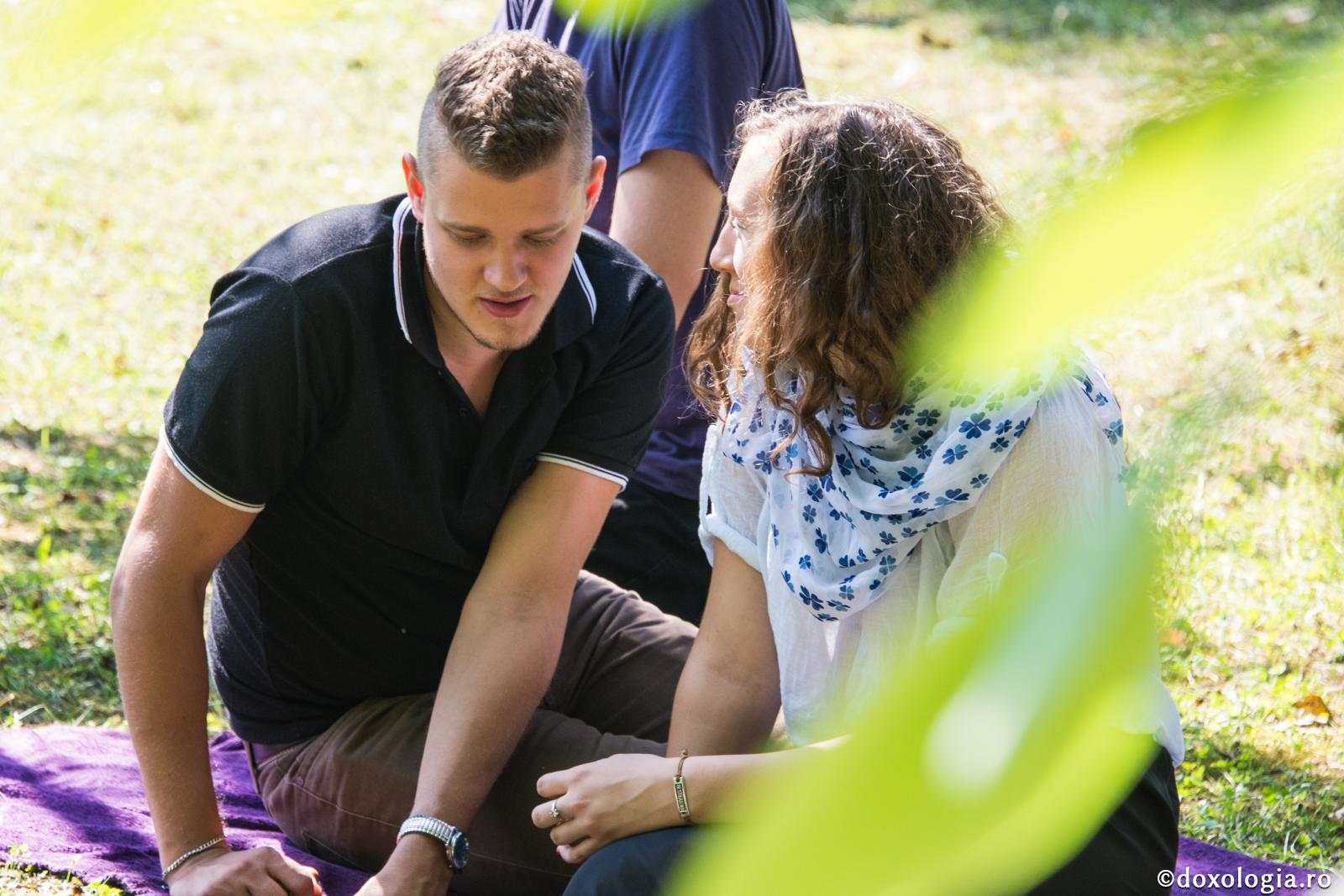 tineri îndrăgostiți