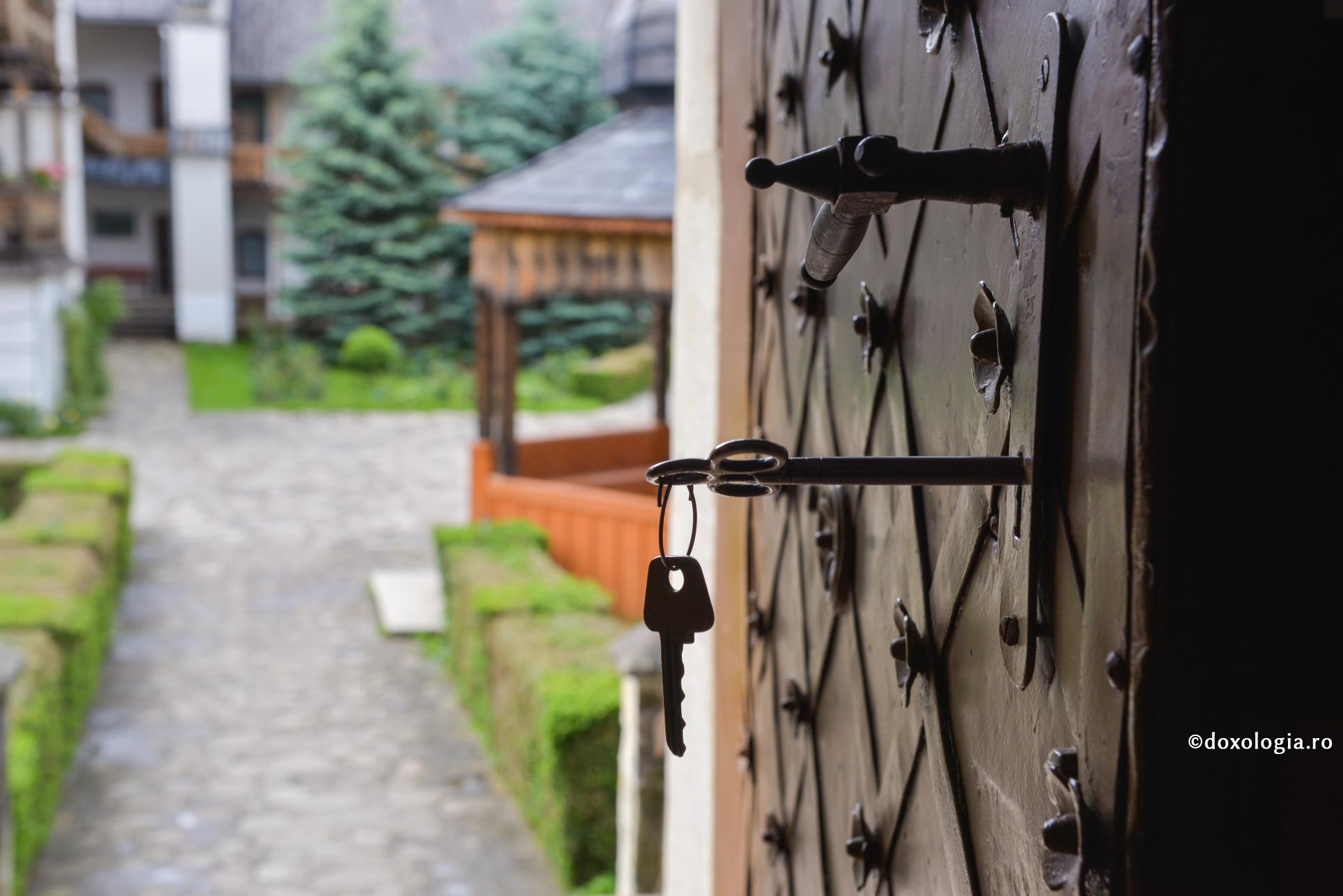 „Dumnezeu nu este spărgător de uși, ci numai bate la ușa inimii fiecăruia”