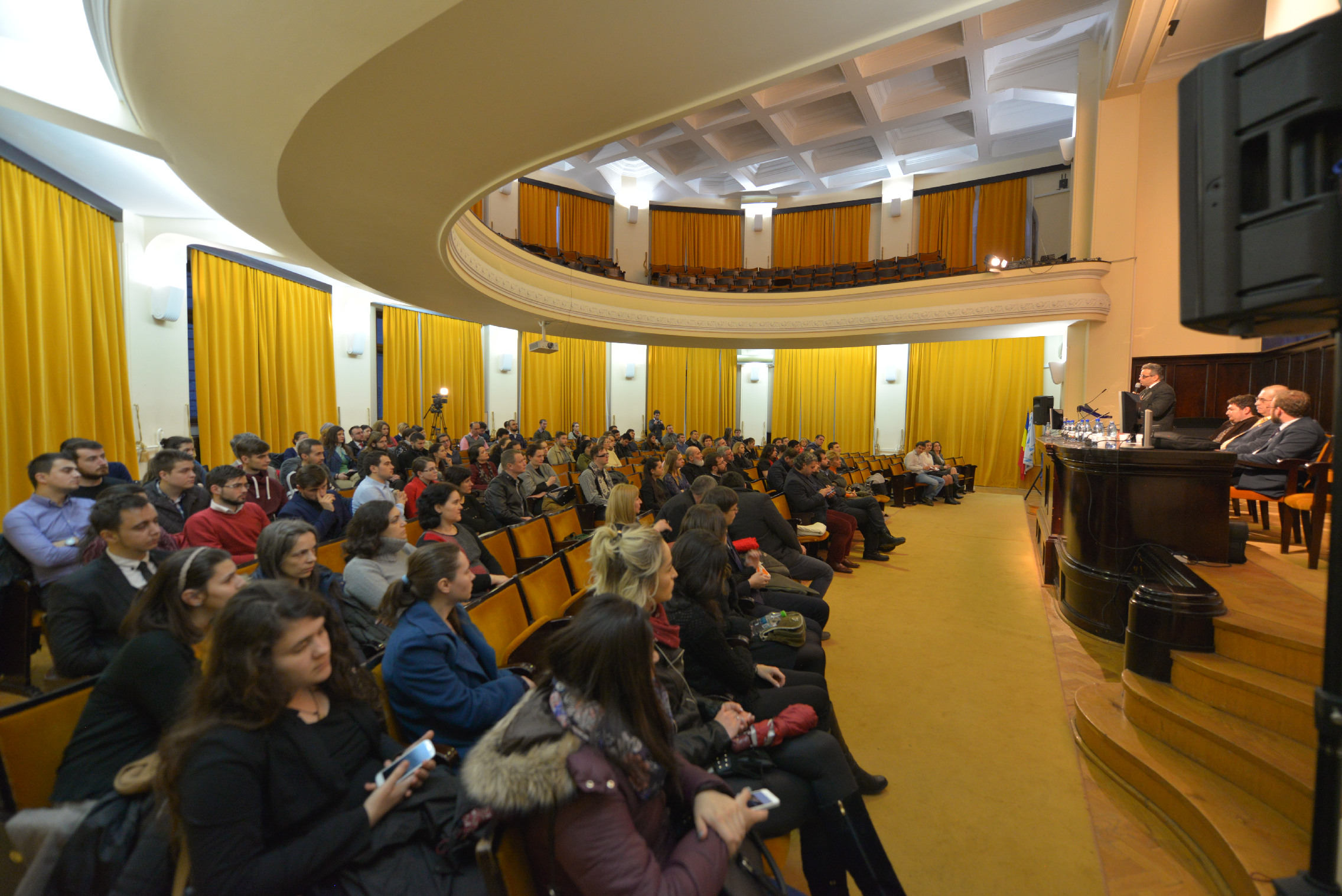 „Familia mai mult trebuie să formeze, decât să informeze”