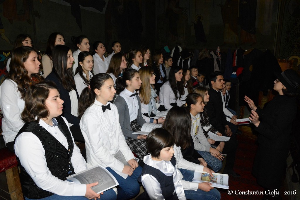 Liturghia tinerilor la poalele Rarăului