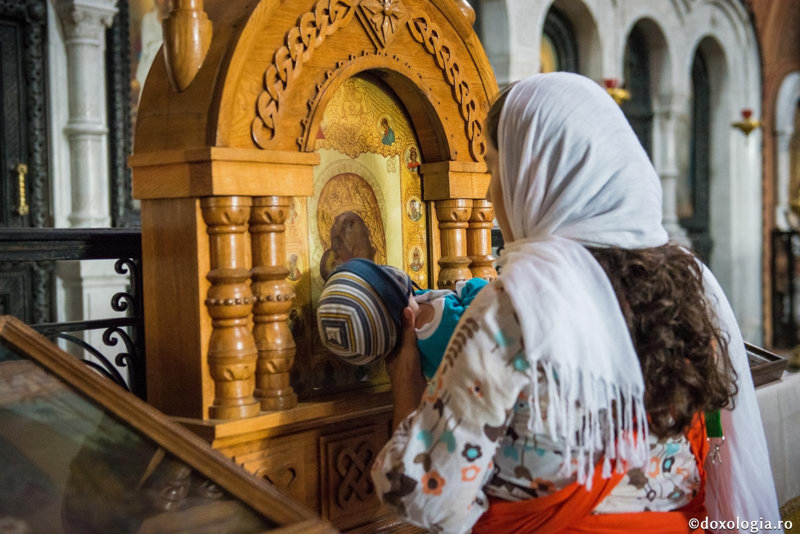 Părinţii trebuie să contribuie şi la renaşterea duhovnicească a copiilor