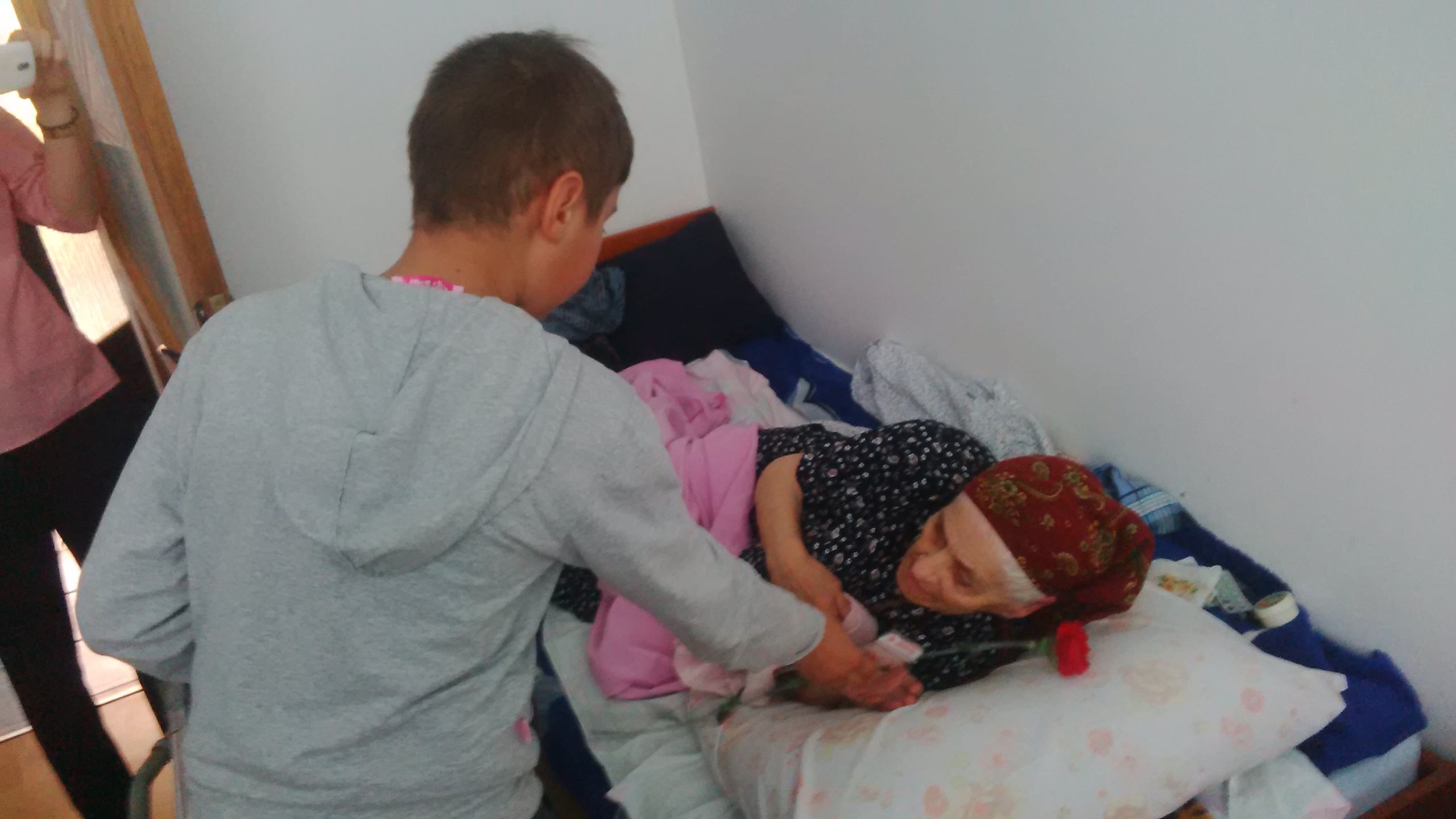 Darul copiilor din Brusturoasa pentru bătrânii de la Hârja Darul copiilor din Brusturoasa pentru bătrânii de la Hârja