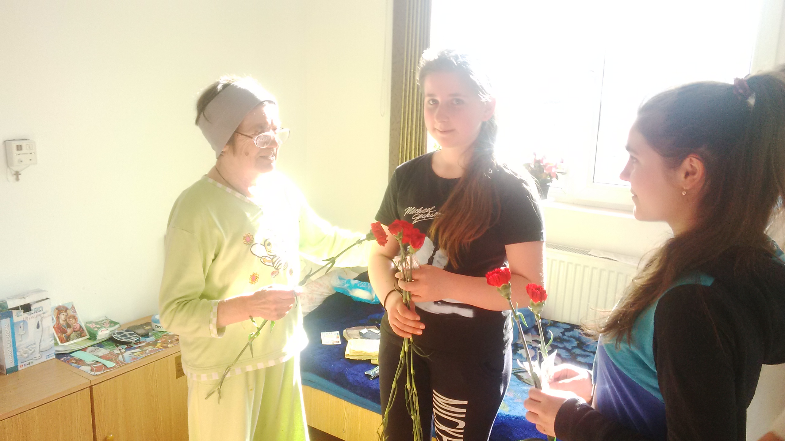 Darul copiilor din Brusturoasa pentru bătrânii de la Hârja Darul copiilor din Brusturoasa pentru bătrânii de la Hârja