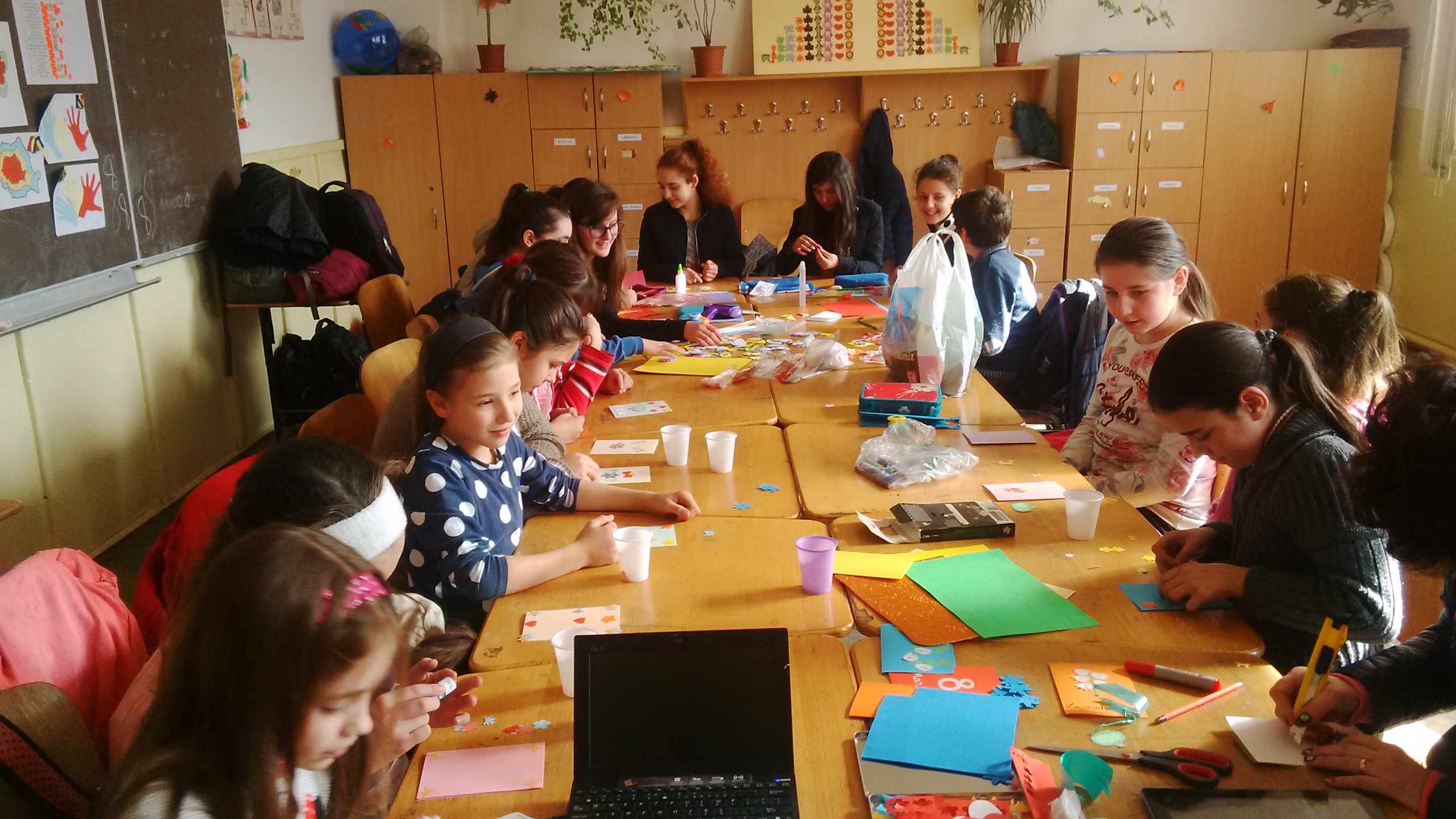 Darul copiilor din Brusturoasa pentru bătrânii de la Hârja Darul copiilor din Brusturoasa pentru bătrânii de la Hârja