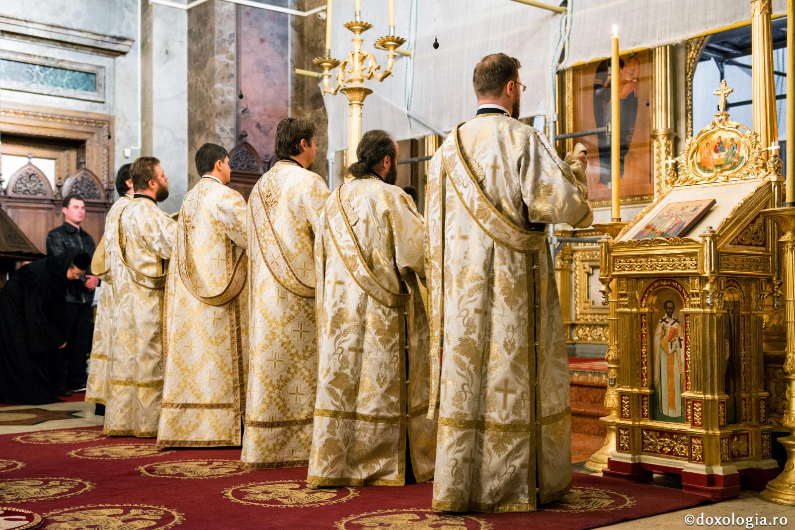 Ce înseamnă îndemnul „Să stăm drepţi, să stăm bine?”, din slujba Sfintei Liturghii?
