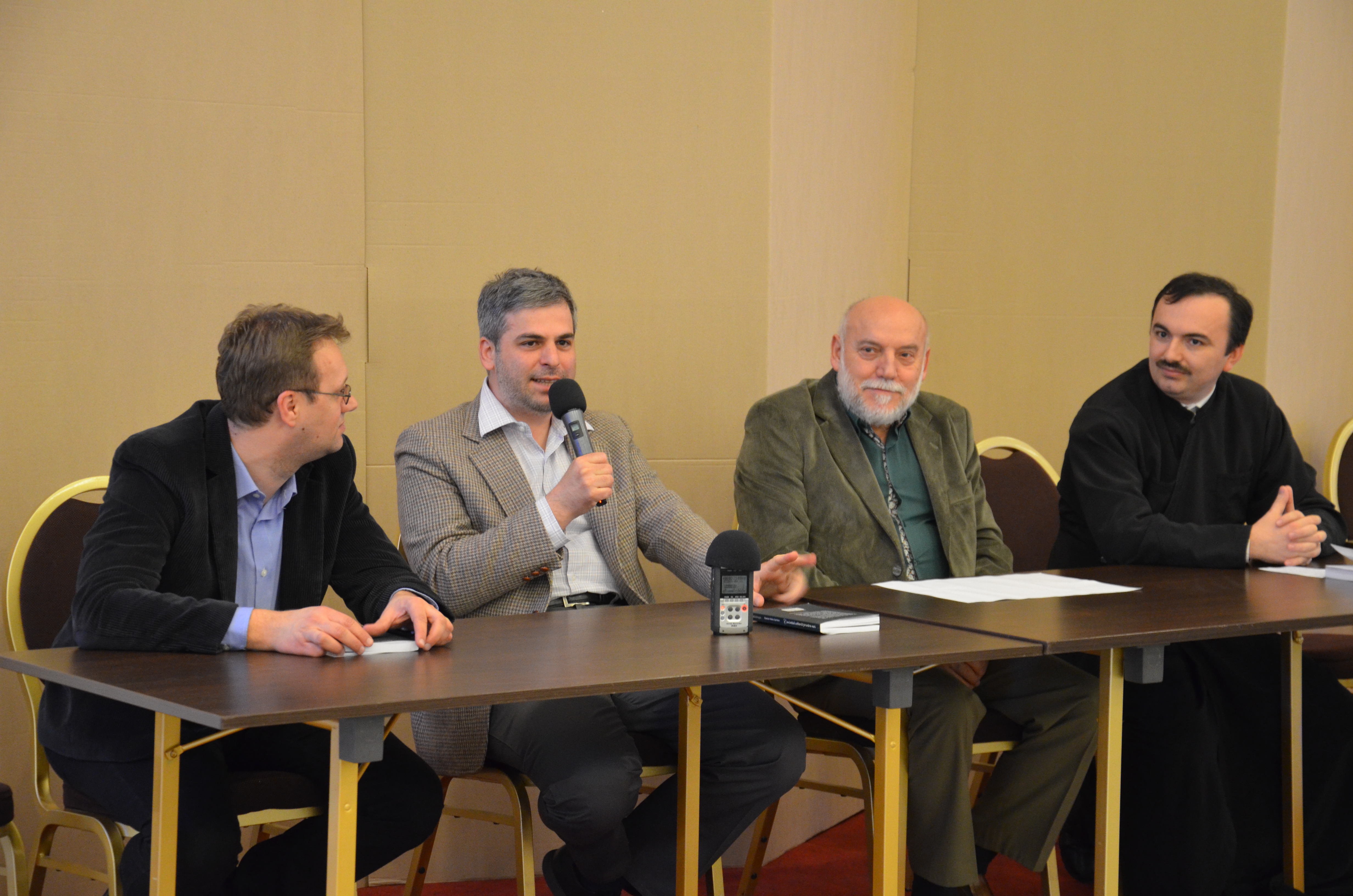 Volumul „Cuvântul coborât printre noi” de Cassian Maria Spiridon lansat la Librex 2016