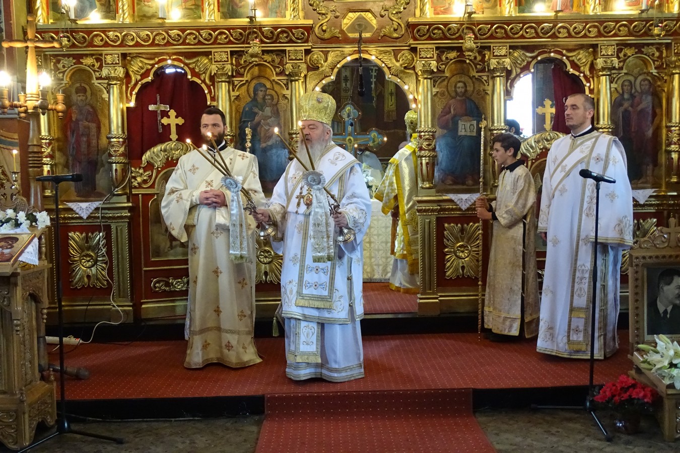 Prezență Arhierească la aniversarea a 80 de ani de la sfințirea bisericii din Viișoara