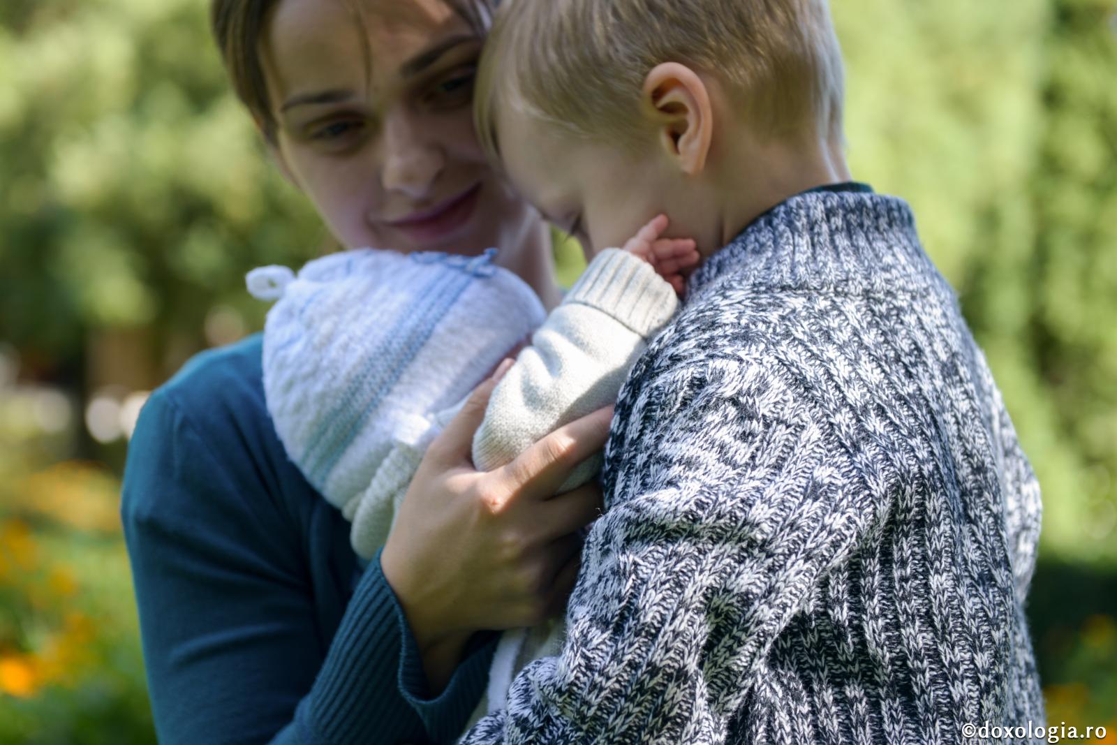 Cum ajutăm frații mai mari să scape de invidie?