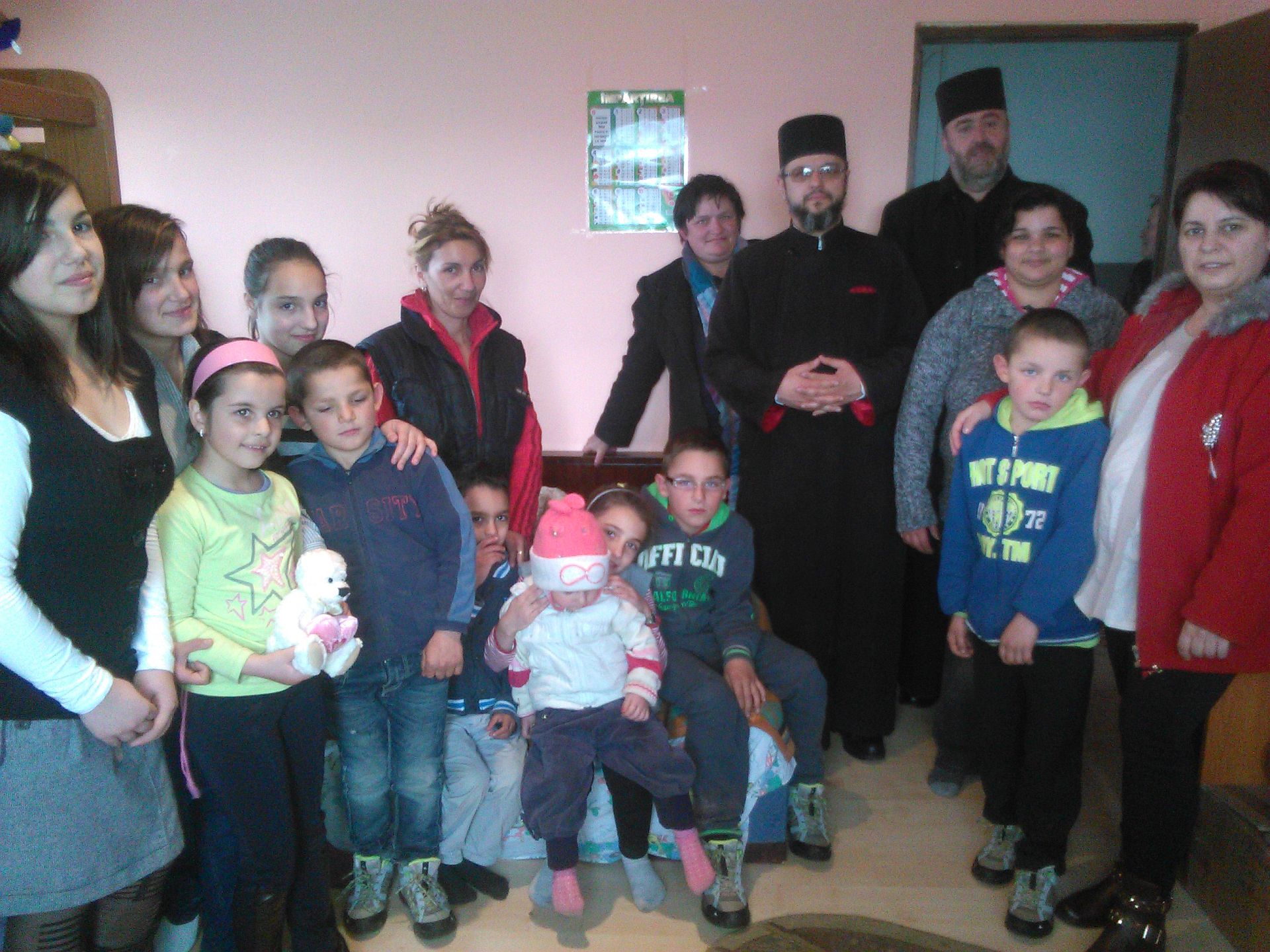 Alimente pentru copiii de la Centrul social „Sfântul Stelian” al Parohiei Podgoria, județul Prahova