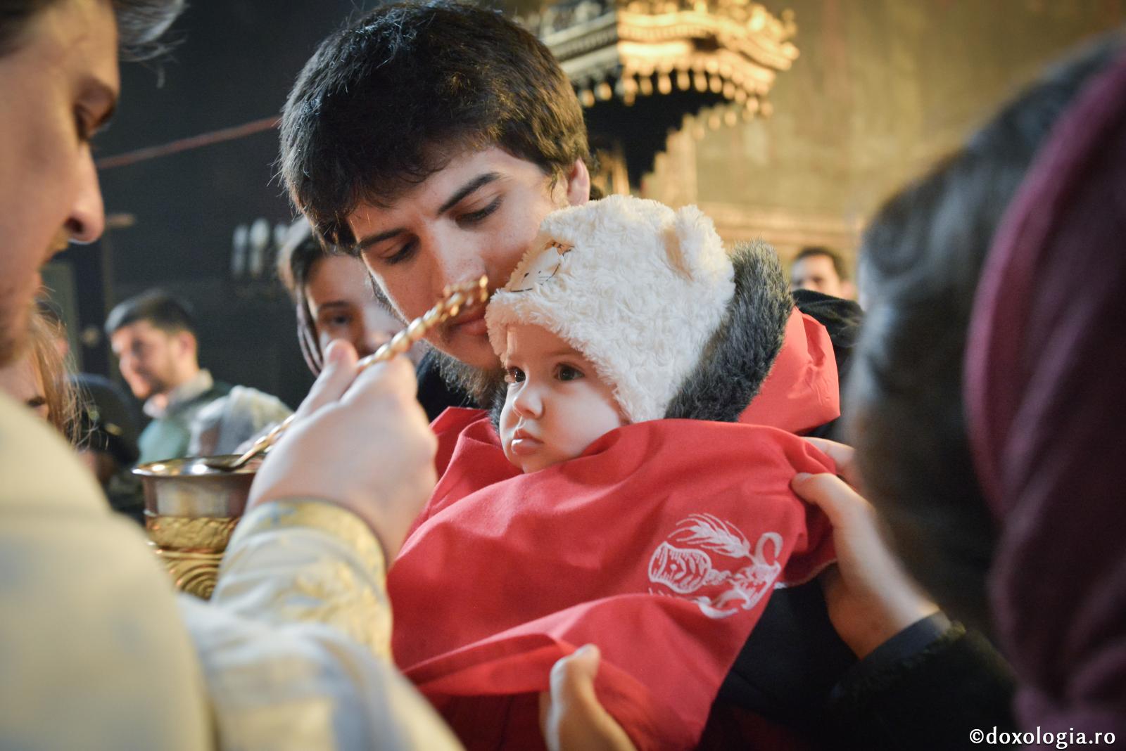 Împărtășirea copiilor – responsabilitate asumată pas cu pas / Foto: Oana Nechifor preot împărtășind un copil