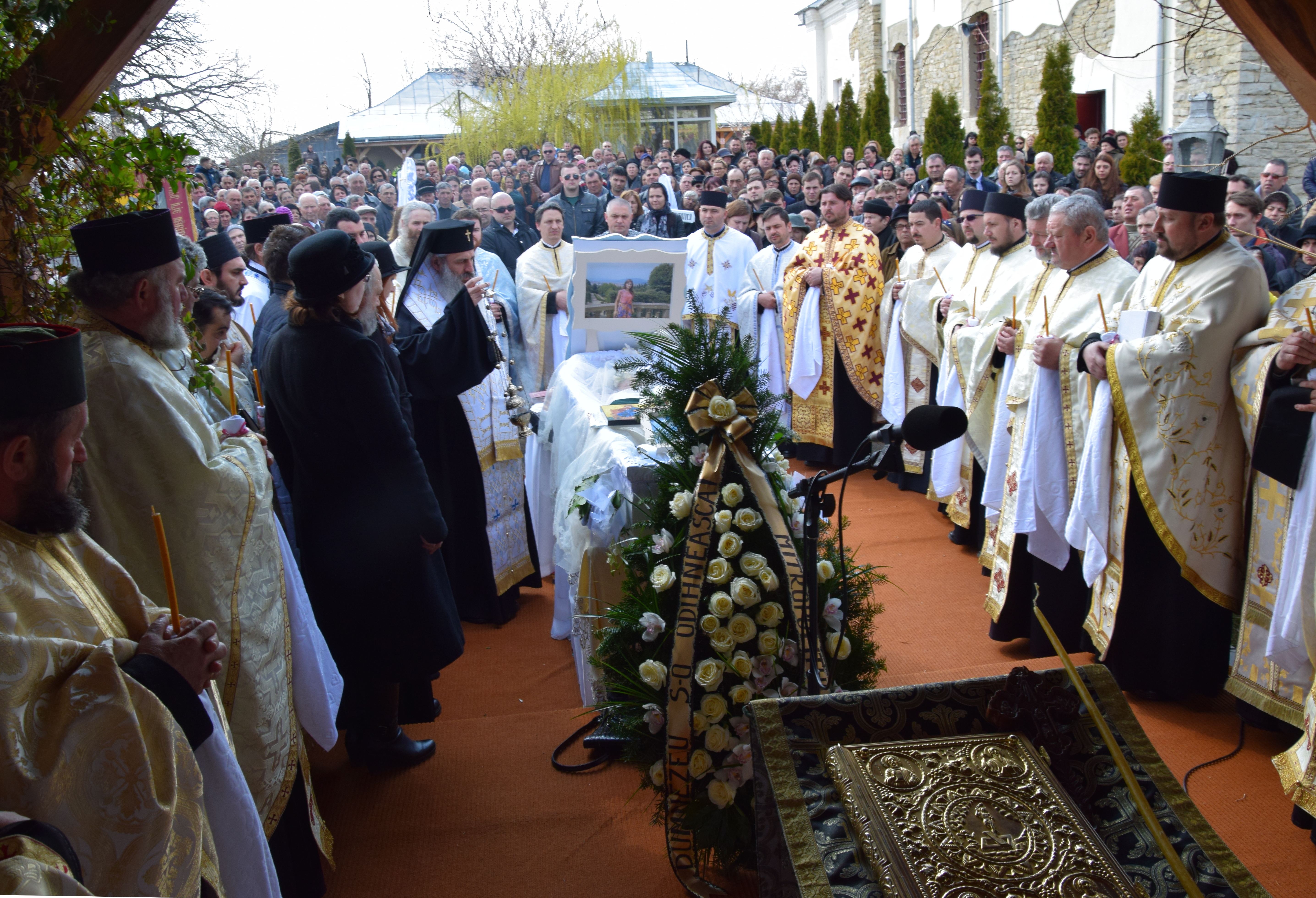 Mitropolitul Moldovei și Bucovinei, prezent la înmormântarea studentei Veronica Matcovici Mitropolitul Moldovei și Bucovinei, prezent la înmormântarea studentei Veronica Matcovici