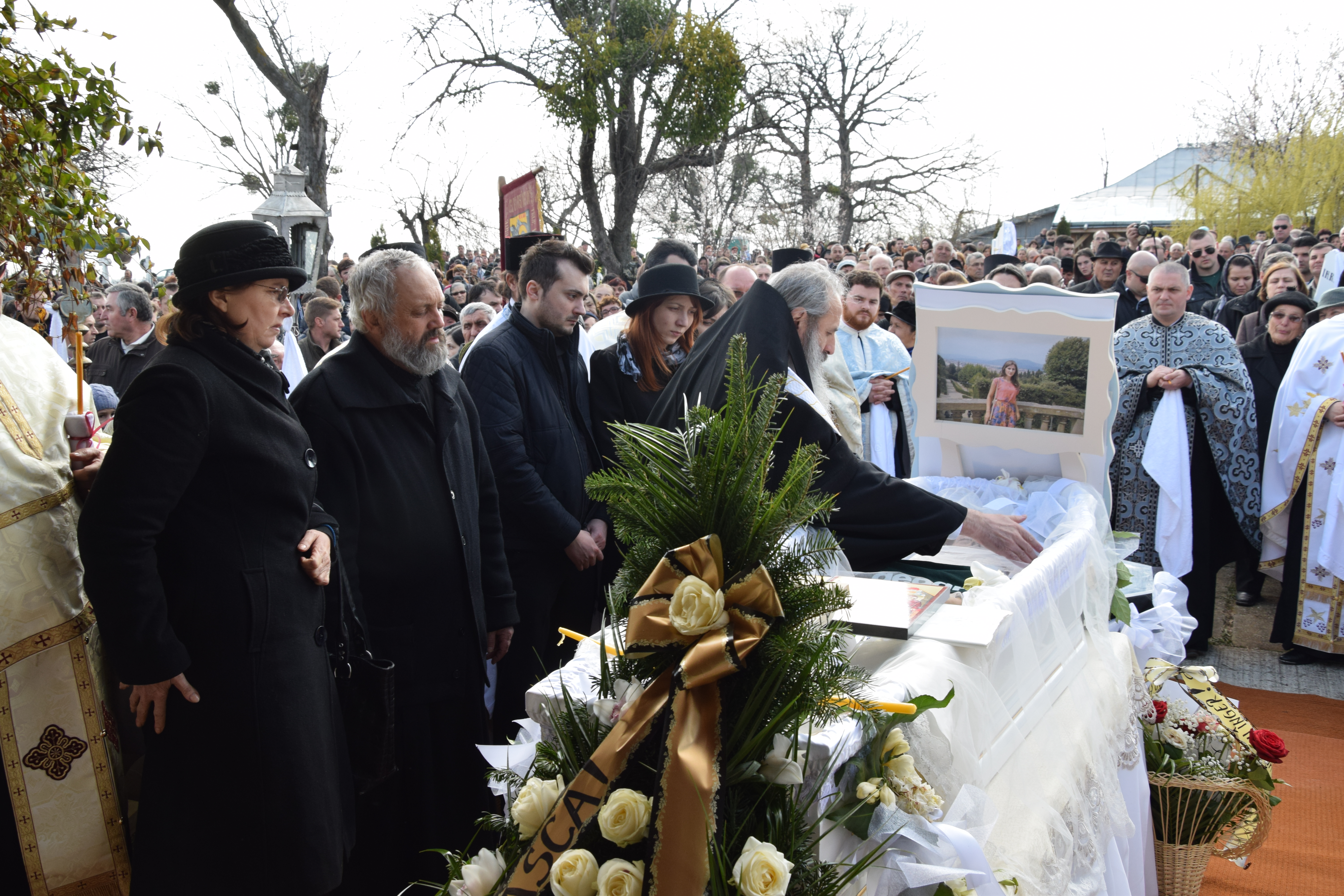 Mitropolitul Moldovei și Bucovinei, prezent la înmormântarea studentei Veronica Matcovici Mitropolitul Moldovei și Bucovinei, prezent la înmormântarea studentei Veronica Matcovici