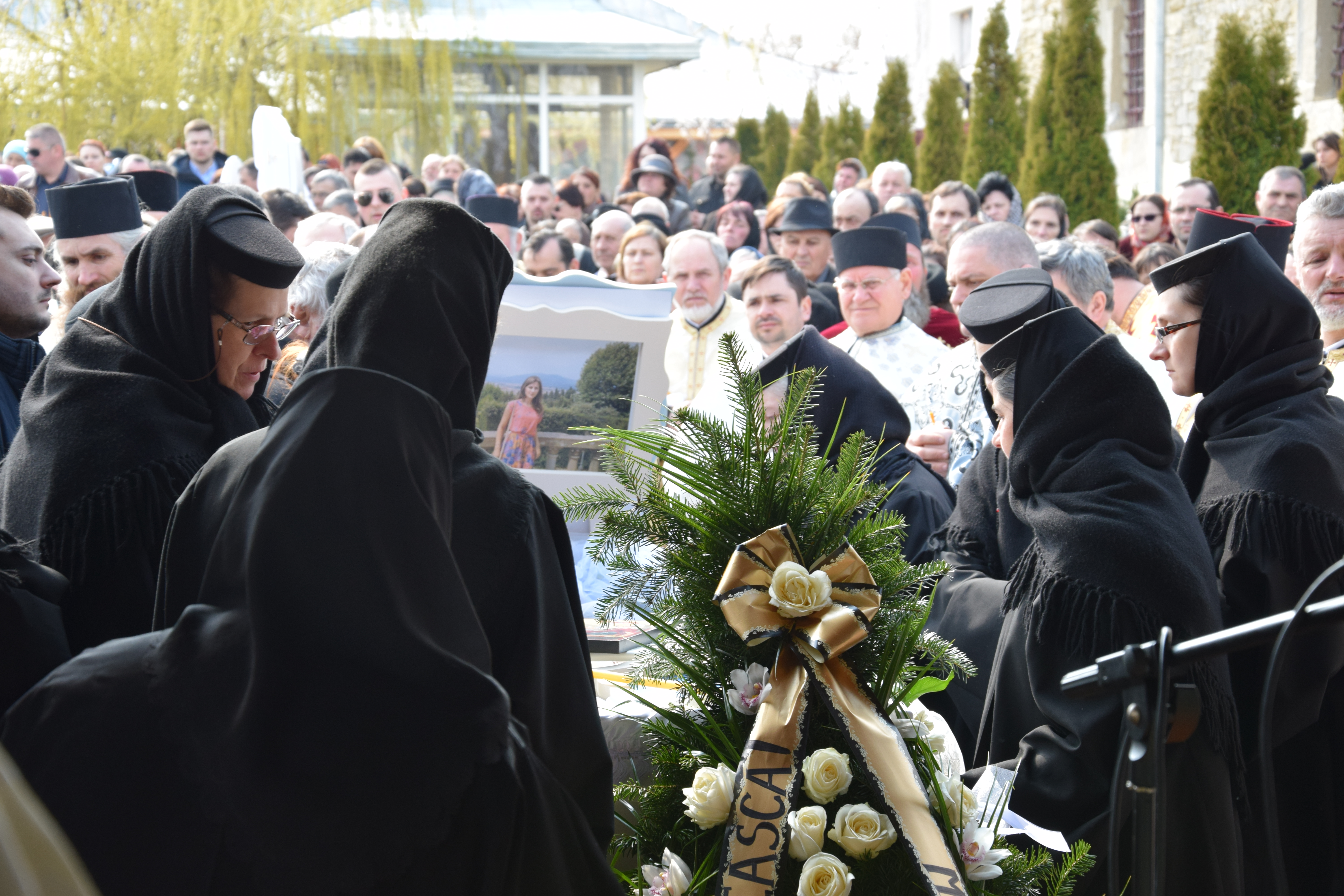 Mitropolitul Moldovei și Bucovinei, prezent la înmormântarea studentei Veronica Matcovici Mitropolitul Moldovei și Bucovinei, prezent la înmormântarea studentei Veronica Matcovici