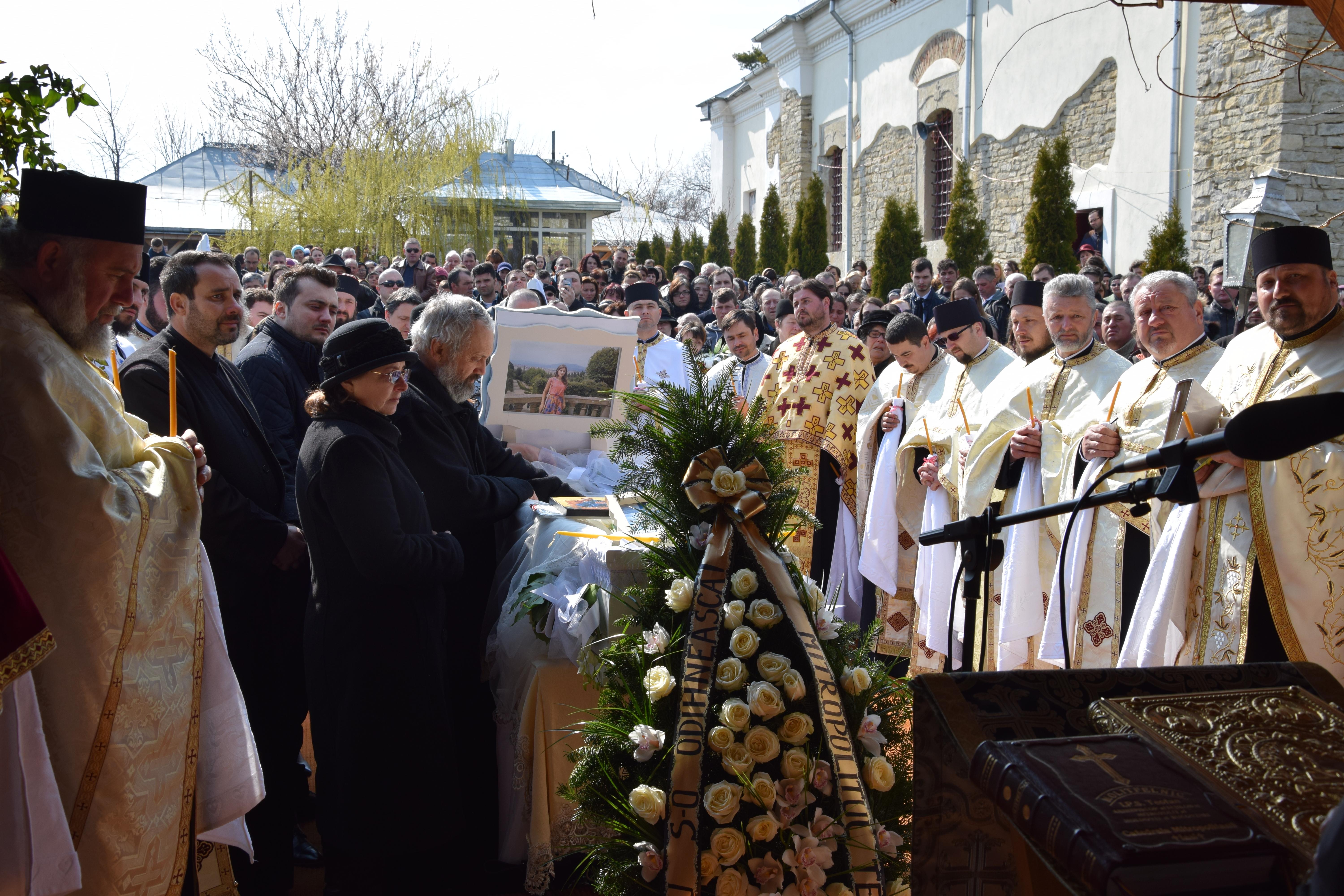 Mitropolitul Moldovei și Bucovinei, prezent la înmormântarea studentei Veronica Matcovici Mitropolitul Moldovei și Bucovinei, prezent la înmormântarea studentei Veronica Matcovici