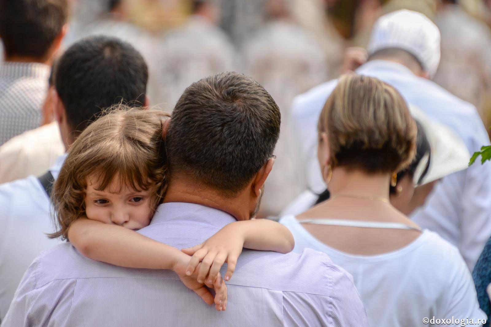 Să ne dedicăm în întregime copiilor / Foto: Crina Zamfirescu copil în brațele tatălui