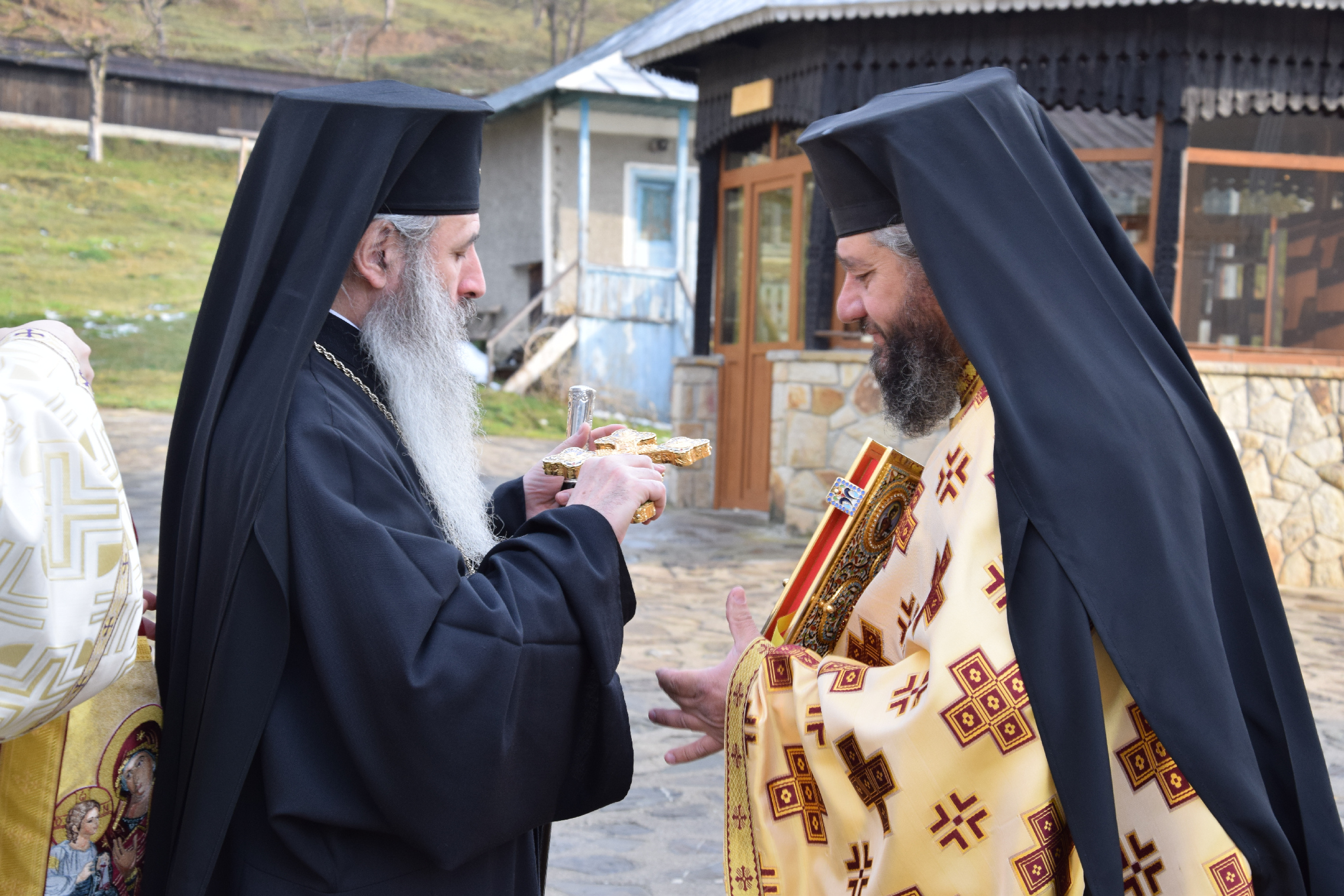 IPS Mitropolit Teofan, la Mănăstirea Almaș: „Orice încălcare a poruncii lui Dumnezeu îl face pe om neputincios” IPS Mitropolit Teofan, la Mănăstirea Almaș: „Orice încălcare a poruncii lui Dumnezeu îl face pe om neputincios”