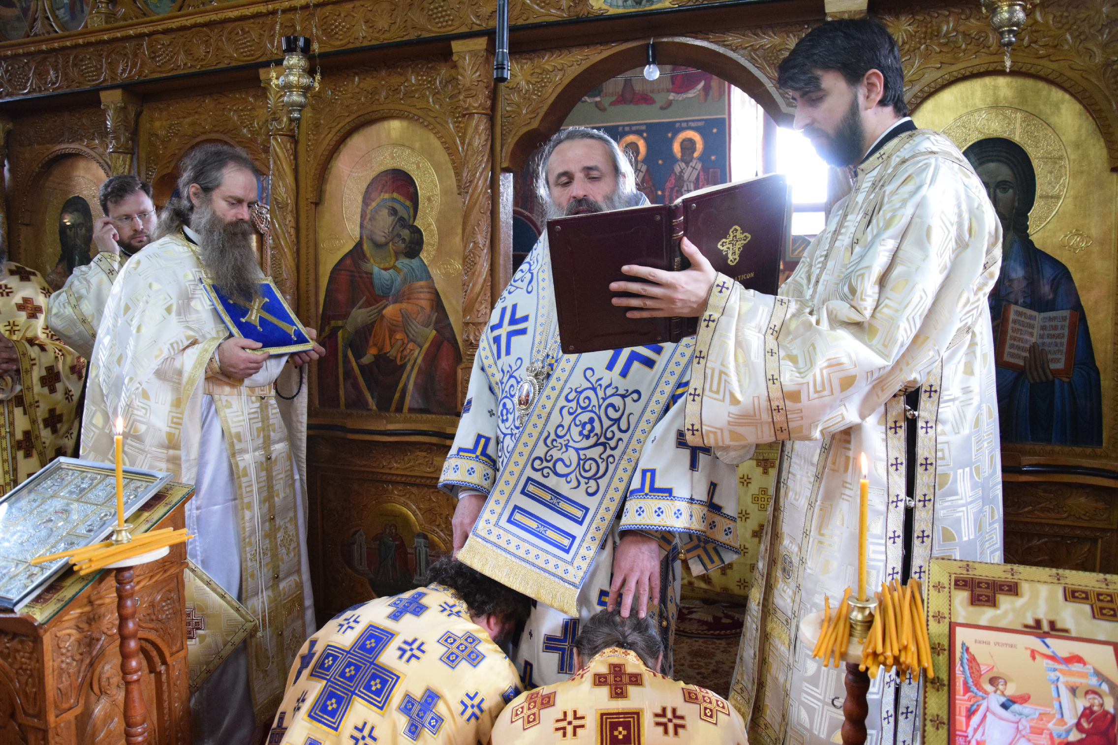 IPS Mitropolit Teofan, la Mănăstirea Almaș: „Orice încălcare a poruncii lui Dumnezeu îl face pe om neputincios” IPS Mitropolit Teofan, la Mănăstirea Almaș: „Orice încălcare a poruncii lui Dumnezeu îl face pe om neputincios”