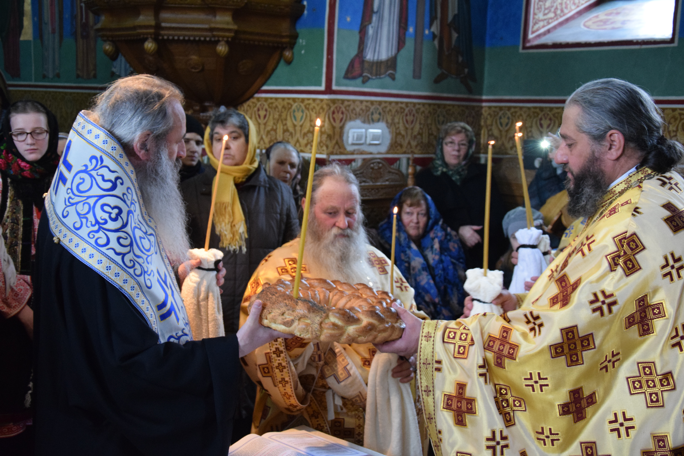 Slujbă de pomenire pentru cei care au contribuit la proclamarea unirii Basarabiei cu România/ Foto: Tudorel Rusu IPS Mitropolit Teofan, la Mănăstirea Almaș: „Orice încălcare a poruncii lui Dumnezeu îl face pe om neputincios”