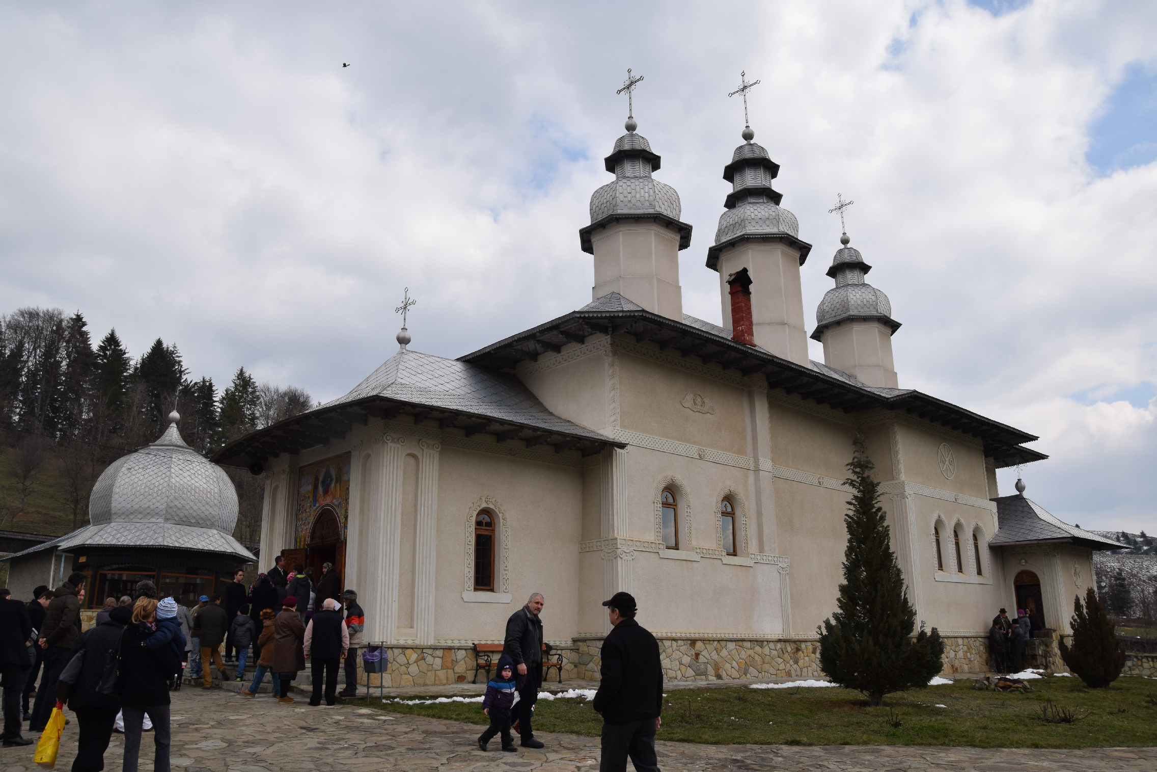 Mănăstirea Almaș/ Foto: Tudorel Rusu IPS Mitropolit Teofan, la Mănăstirea Almaș: „Orice încălcare a poruncii lui Dumnezeu îl face pe om neputincios”