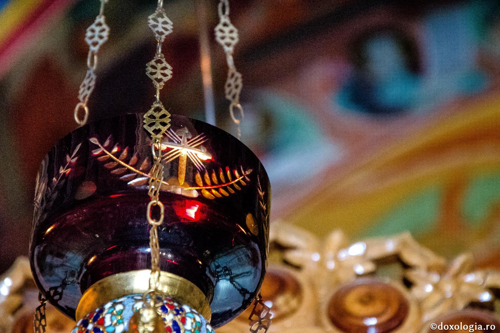 Ieroschimonahul Natan, egumenul Sihăstriei Putnei în vremuri de restriște / Foto: Magda Buftea candelă atârnată