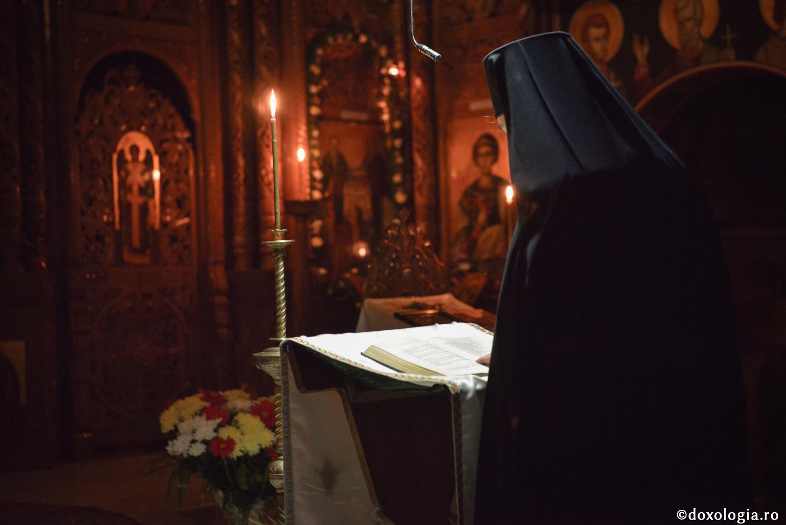 călugăr citind în mijlocul bisericii