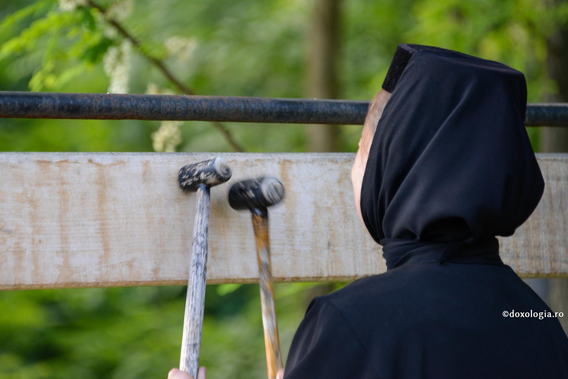 maică bătând toaca