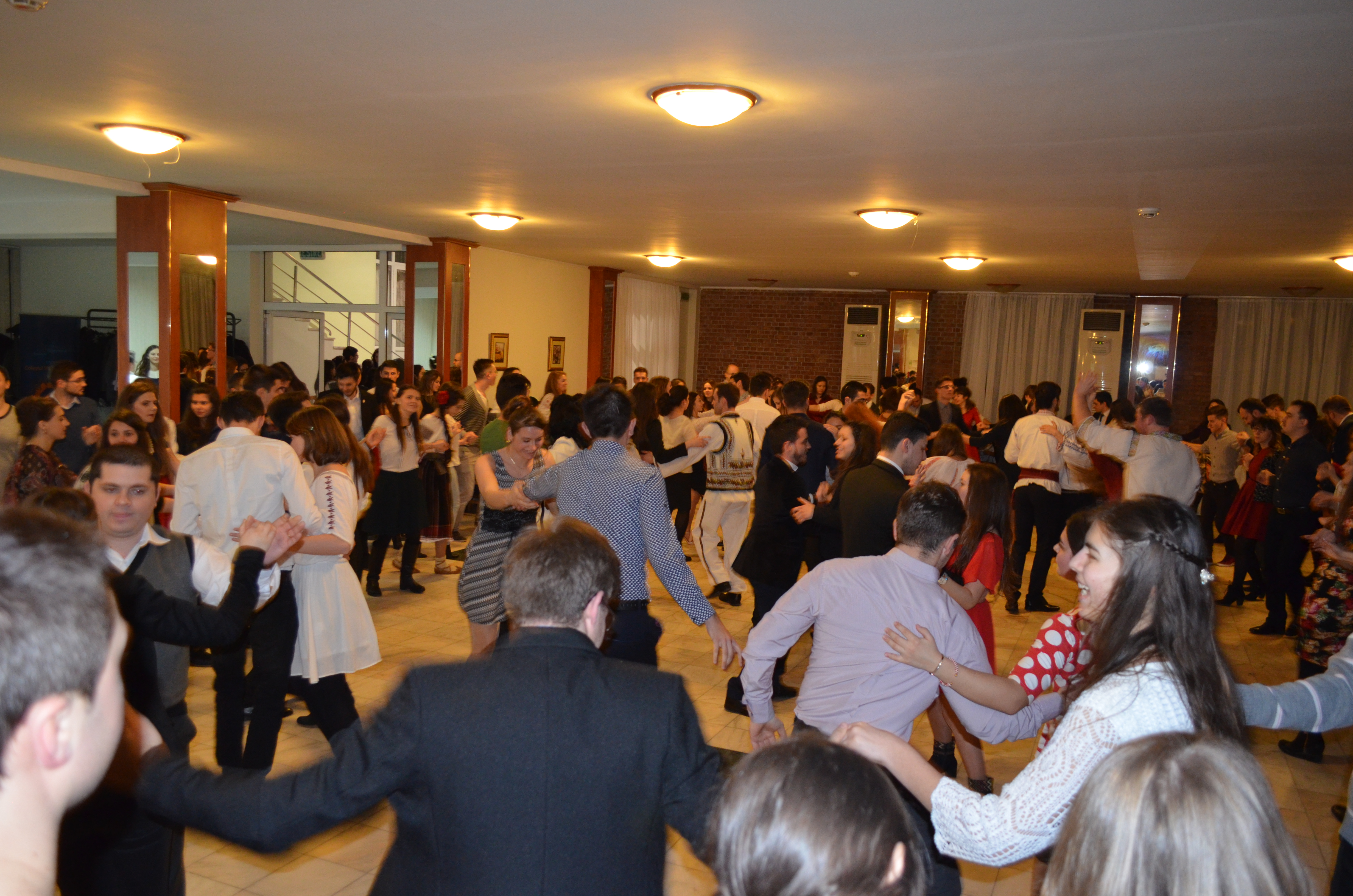 250 de studenți, la „Seara românească” organizată de ASCOR Iași