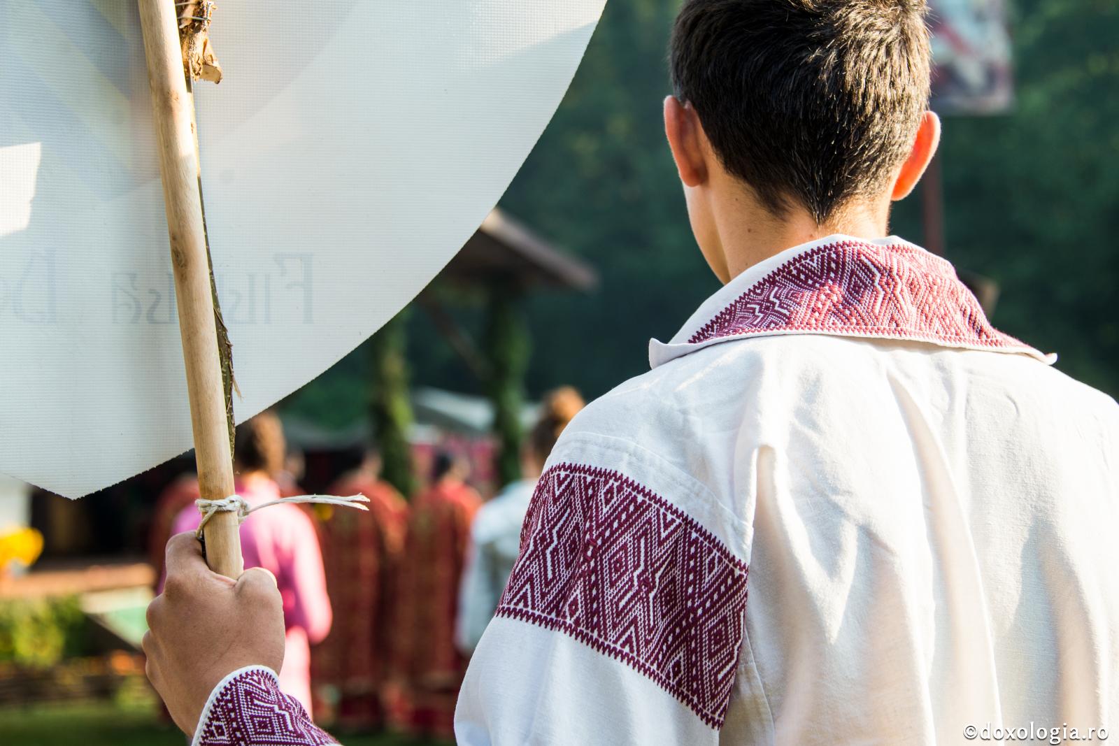 A fi om, puțin este