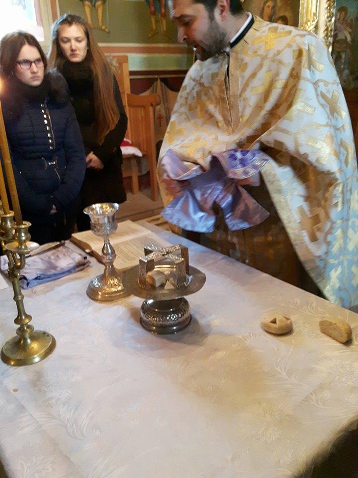 100 de tineri din zona Târgu Frumos participă la proiectul „Sfânta Liturghie - bucuria care nu trece niciodată“ 100 de tineri din zona Târgu Frumos participă la proiectul „Sfânta Liturghie - bucuria care nu trece niciodată“