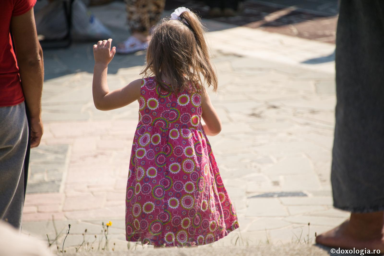 fetiță în rochiță