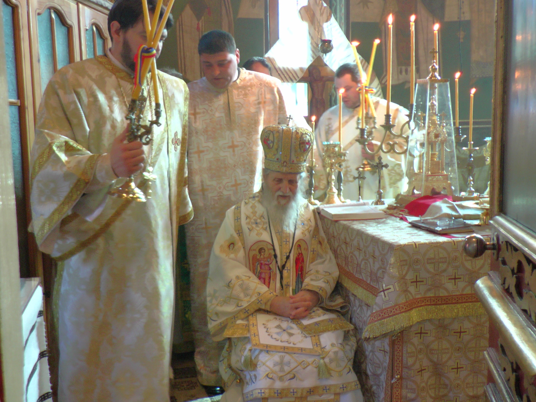 Vizită arhierească în Parohia Cotârgaşi - Broșteni