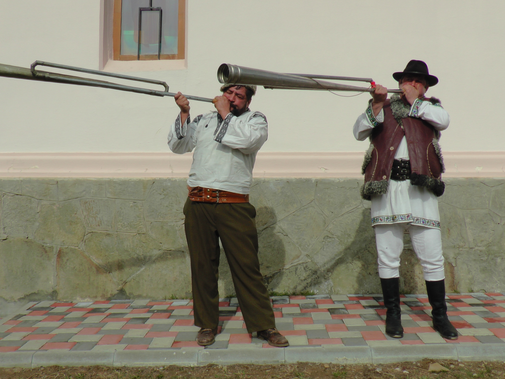 Vizită arhierească în Parohia Cotârgaşi - Broșteni