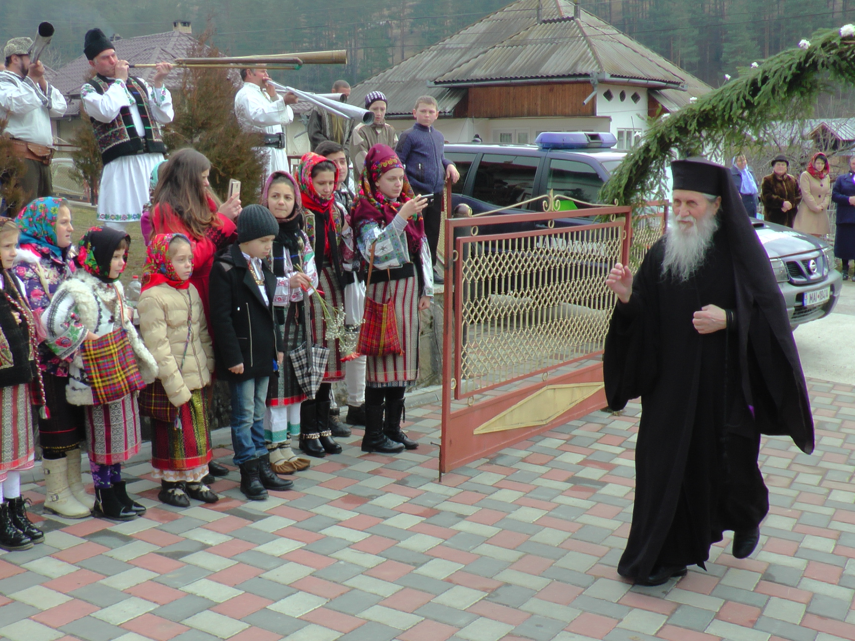 Vizită arhierească în Parohia Cotârgaşi - Broșteni