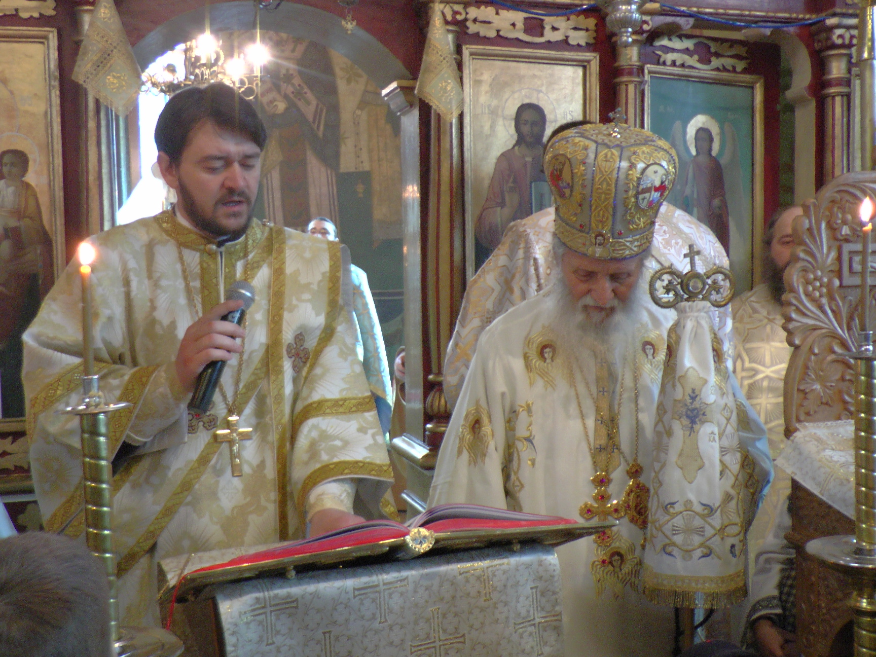 Vizită arhierească în Parohia Cotârgaşi - Broșteni