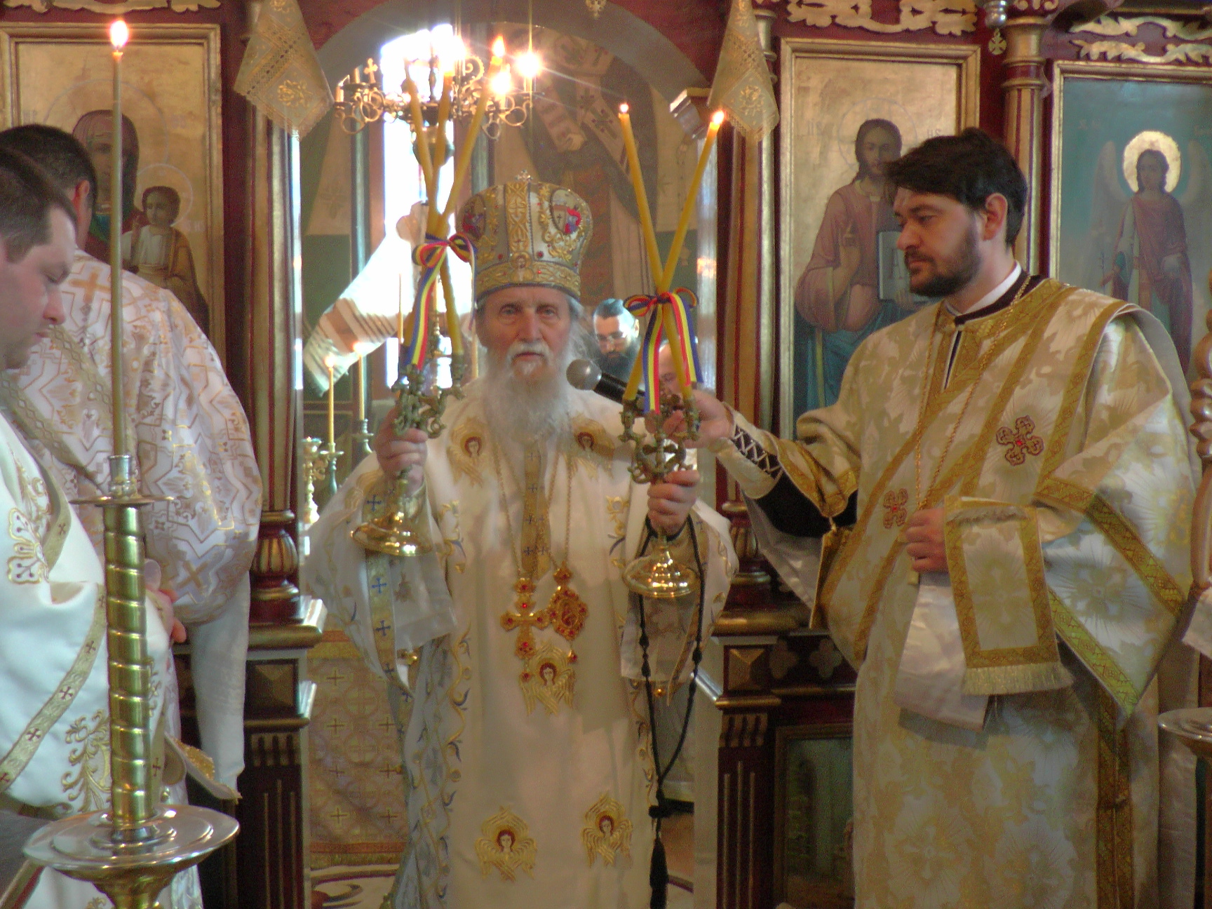 Vizită arhierească în Parohia Cotârgaşi - Broșteni