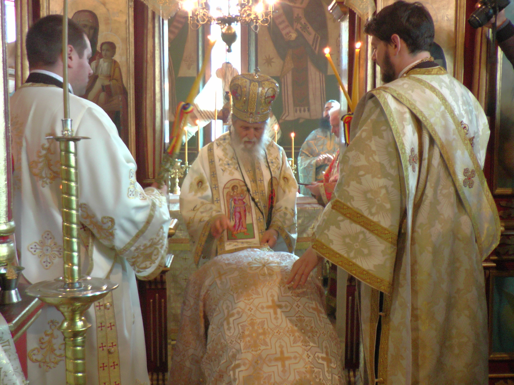 Vizită arhierească în Parohia Cotârgaşi - Broșteni