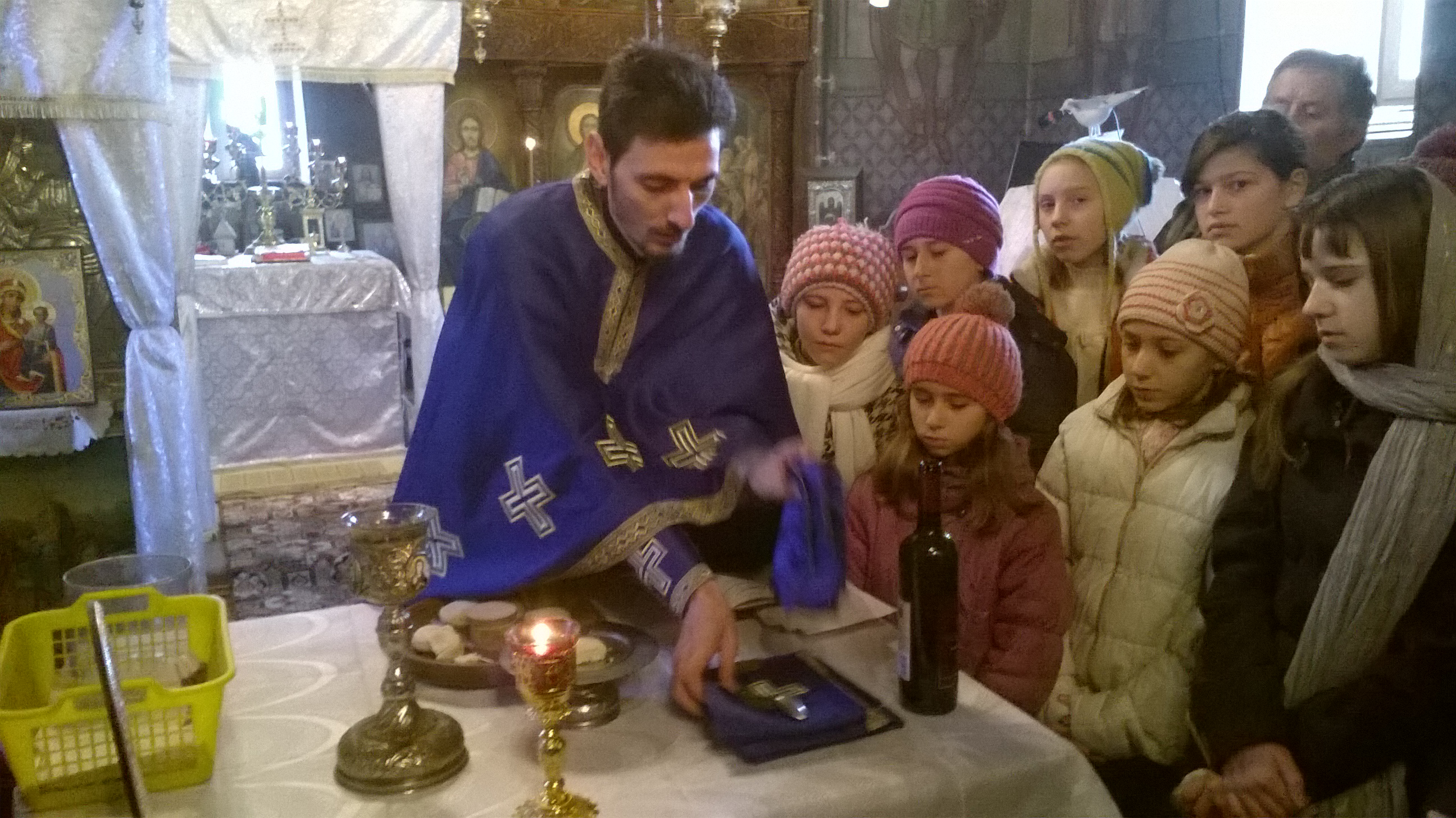 100 de tineri din zona Târgu Frumos participă la proiectul „Sfânta Liturghie - bucuria care nu trece niciodată“ 100 de tineri din zona Târgu Frumos participă la proiectul „Sfânta Liturghie - bucuria care nu trece niciodată“