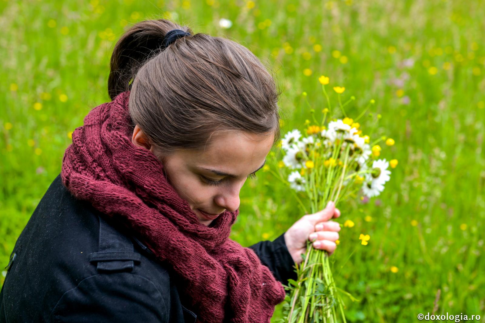 tânără culegând flori