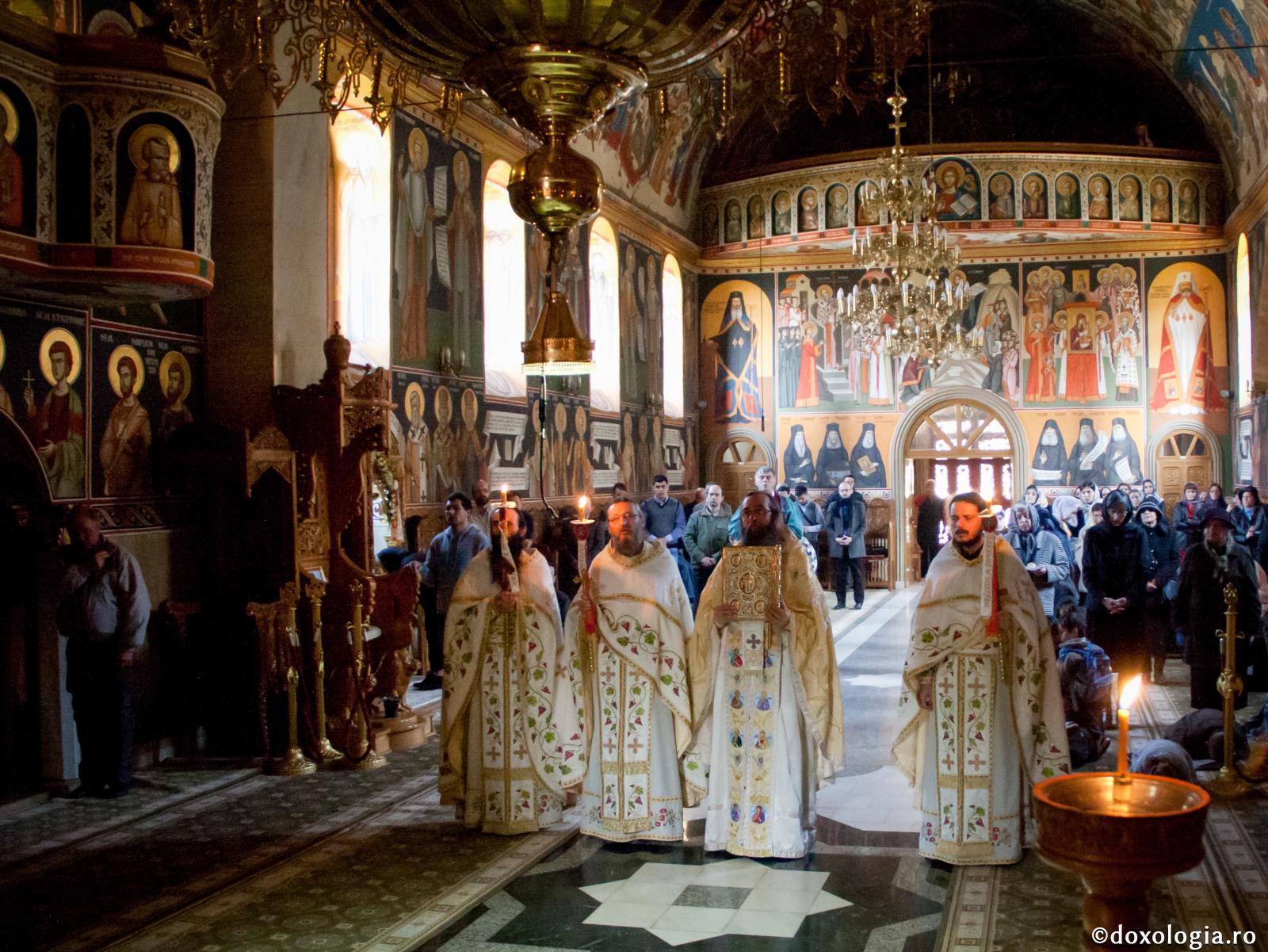 Să nu ne amăgim că ne rugăm mai mult acasă decât la Biserică