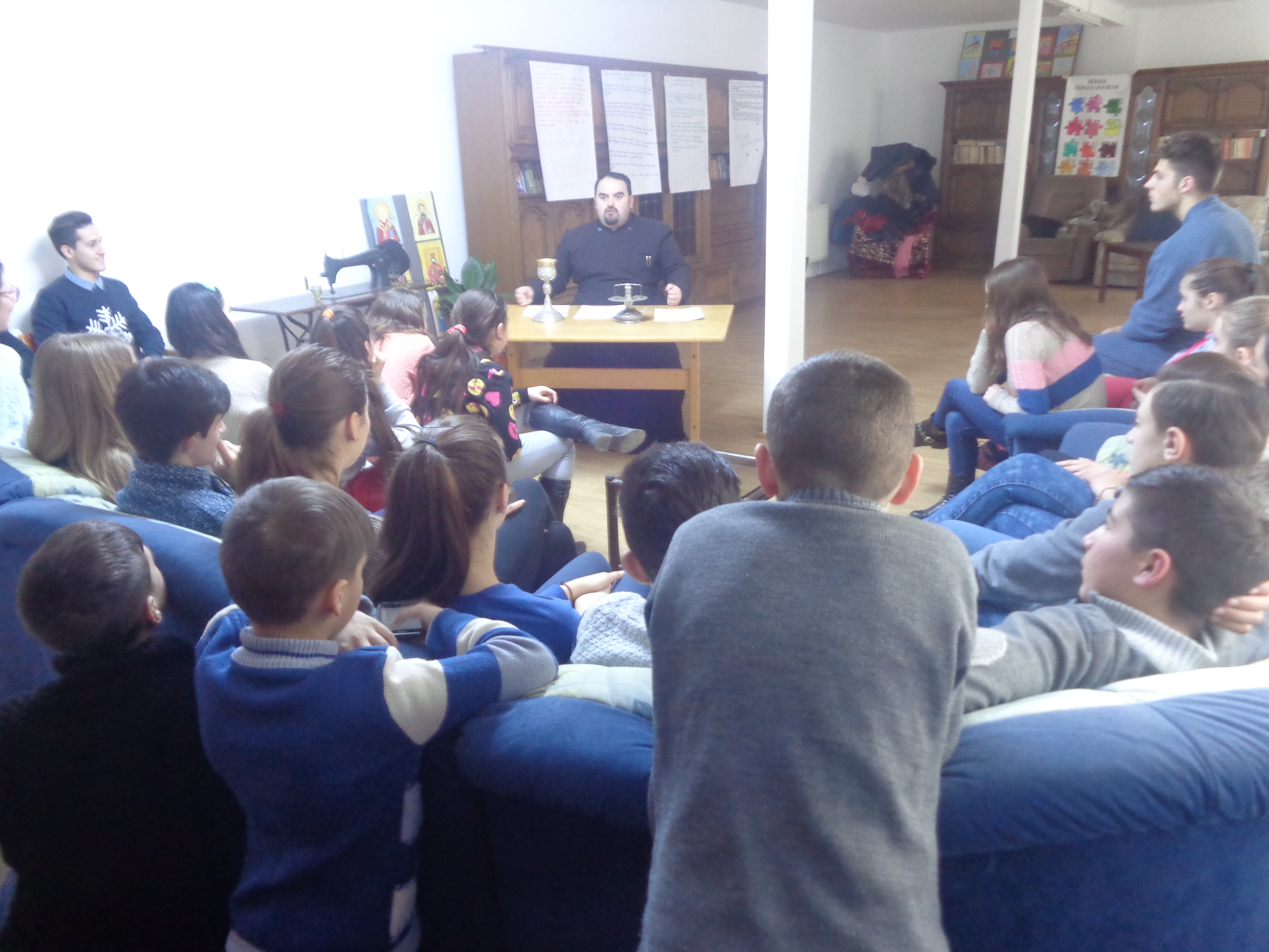 100 de tineri din zona Târgu Frumos participă la proiectul „Sfânta Liturghie - bucuria care nu trece niciodată“ 100 de tineri din zona Târgu Frumos participă la proiectul „Sfânta Liturghie - bucuria care nu trece niciodată“