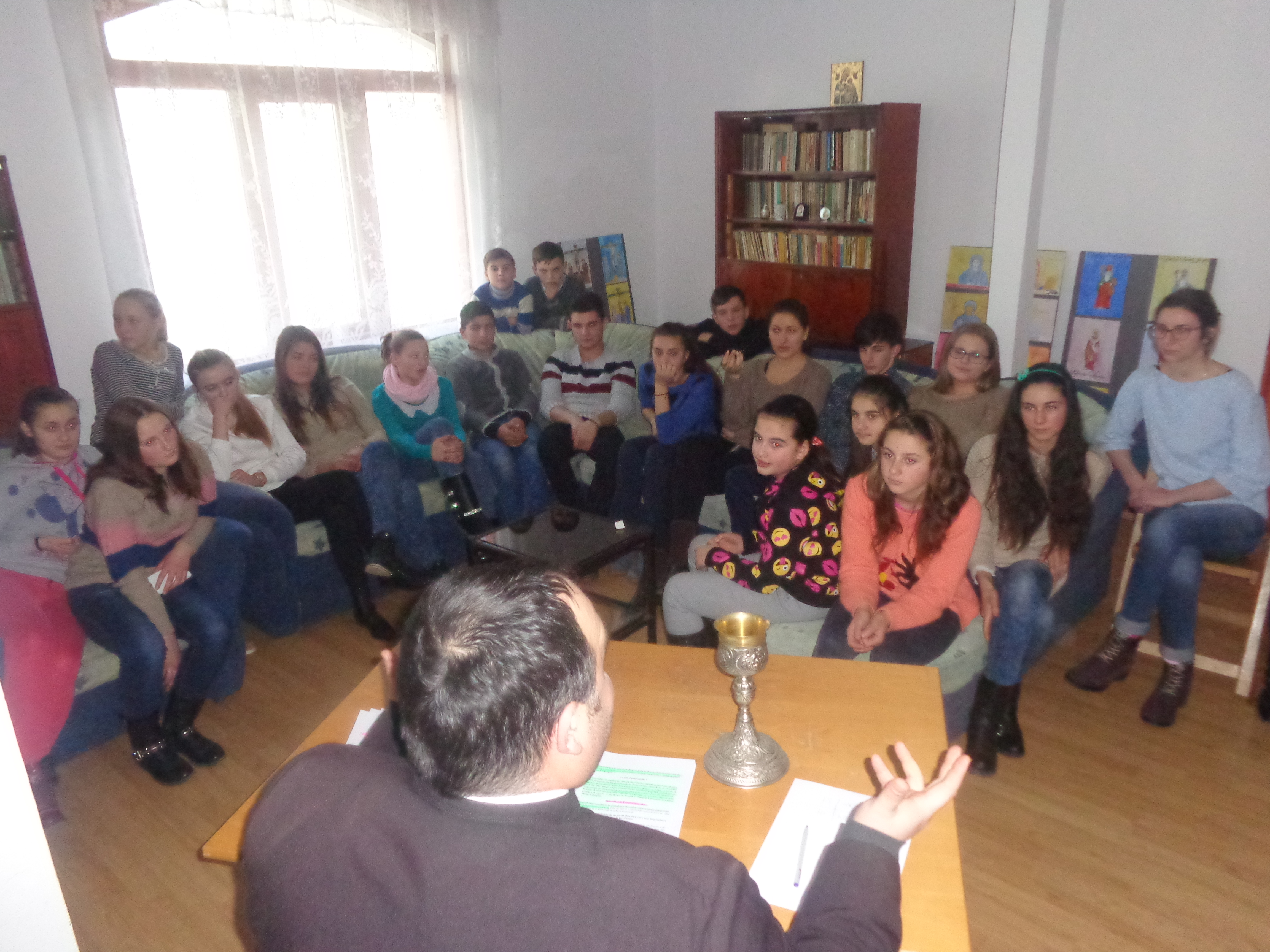 100 de tineri din zona Târgu Frumos participă la proiectul „Sfânta Liturghie - bucuria care nu trece niciodată“ 100 de tineri din zona Târgu Frumos participă la proiectul „Sfânta Liturghie - bucuria care nu trece niciodată“