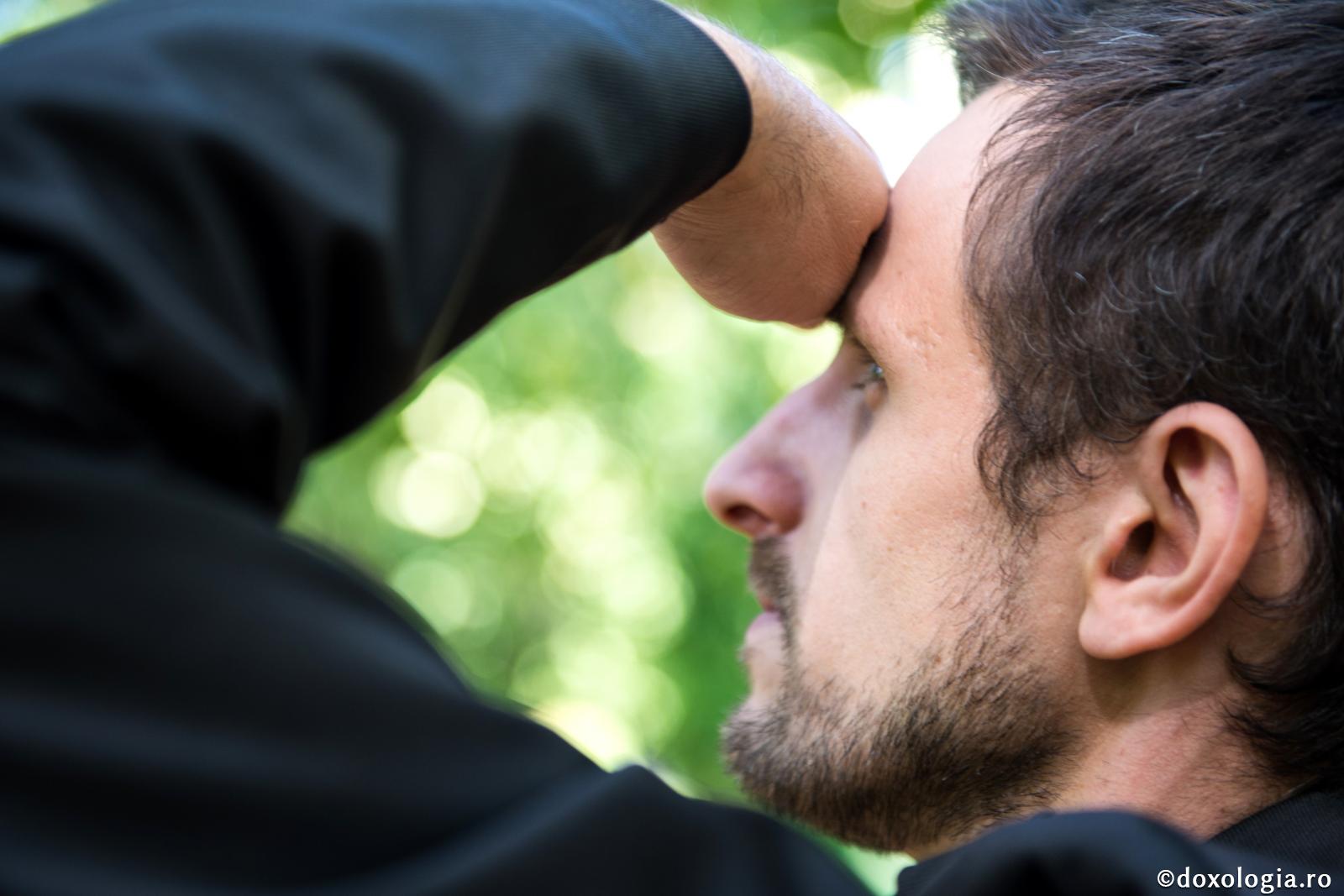 Sătui de falsitate, ne vom întoarce spre trăirea adevărată / Foto: Oana Nechifor bărbat privind în zare