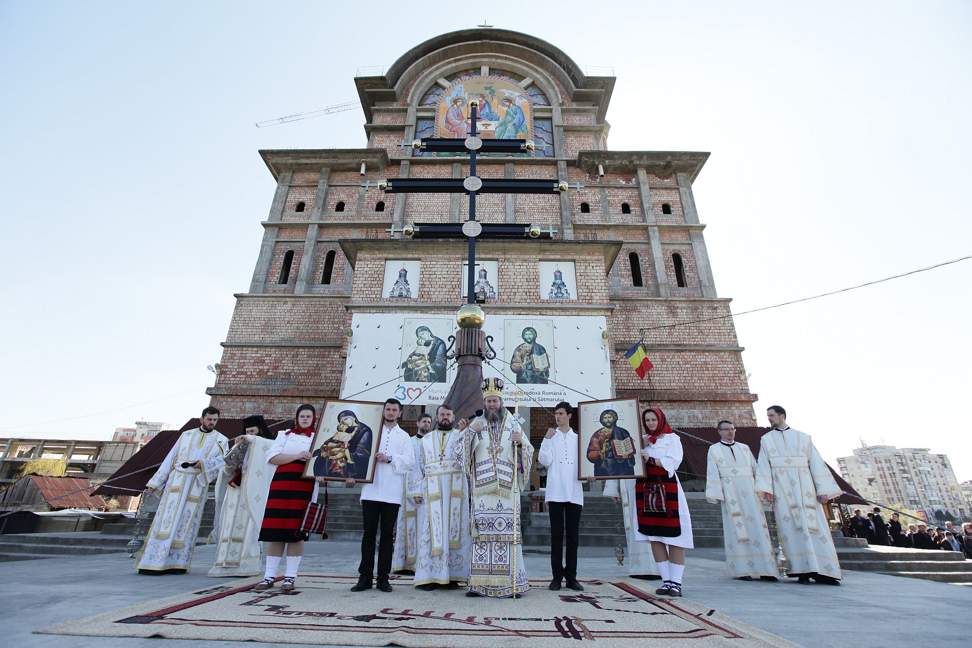 Procesiune cu icoane la Catedrala Episcopală din Baia Mare, în Duminica Ortodoxiei