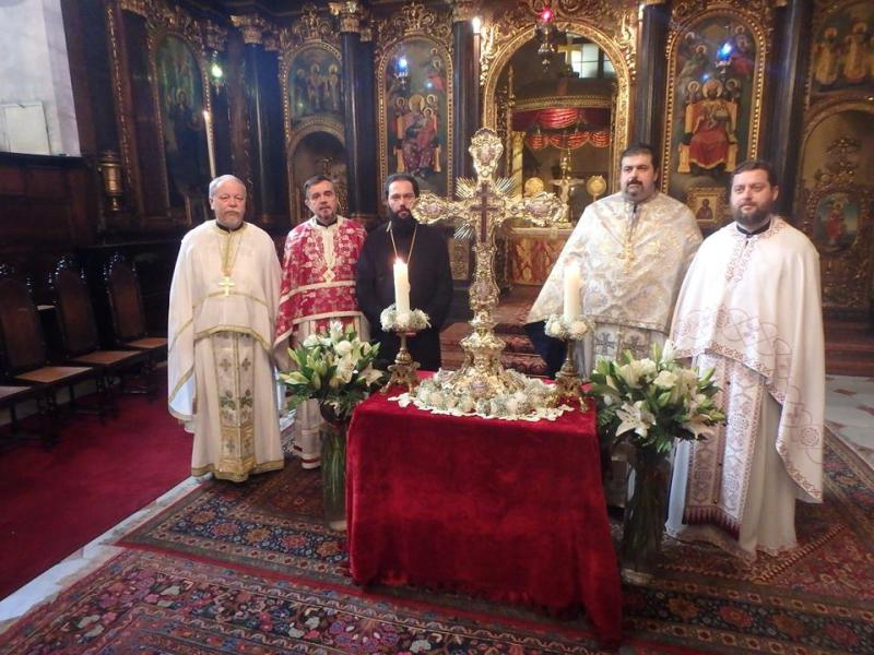 Un fragment din lemnul Sfintei Cruci, adus spre închinare credincioşilor din Viena