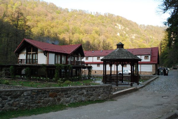 Activitate academică la Mănăstirea Tismana: Simpozionul Naţional Studenţesc, la cea de-a VIII-a ediţie Activitate academică la Mănăstirea Tismana: Simpozionul Naţional Studenţesc, la cea de-a VIII-a ediţie