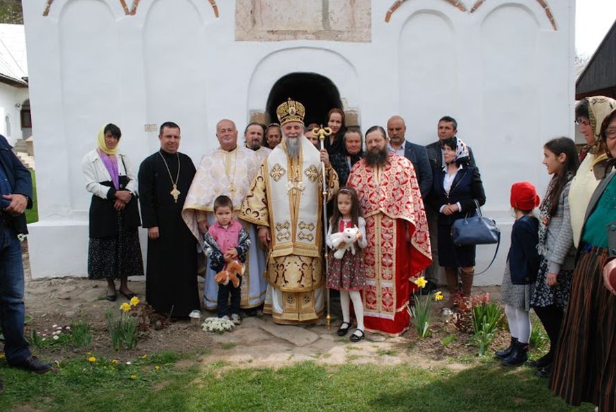 Sfântă Liturghie arhierească la Mănăstirea Crasna din Gorj Sfântă Liturghie arhierească la Mănăstirea Crasna din Gorj