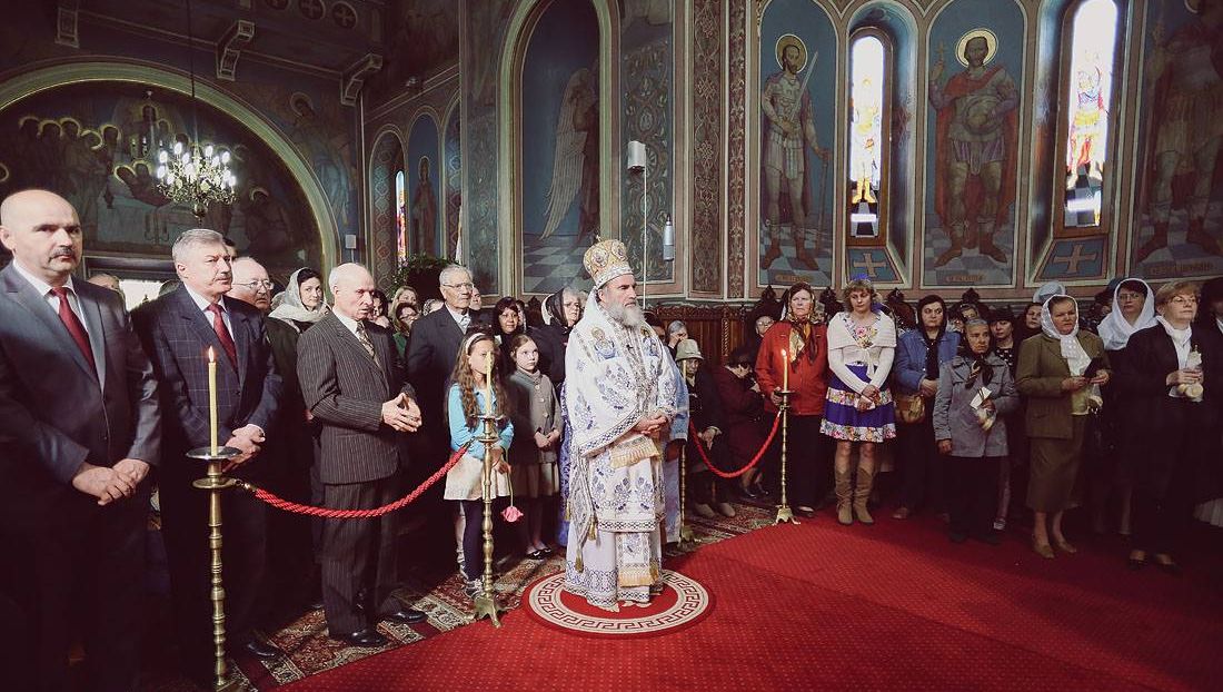 Slujbă arhierească la Biserica „Sfinţii Voievozi“ - CFR din Bacău Slujbă arhierească la Biserica „Sfinţii Voievozi“ - CFR din Bacău