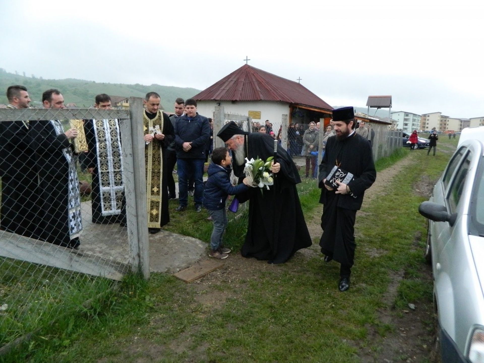 Înaltpreasfințitul Părinte Andrei, la slujba Deniei de luni, în localitatea Floreşti Înaltpreasfințitul Părinte Andrei, la slujba Deniei de luni, în localitatea Floreşti